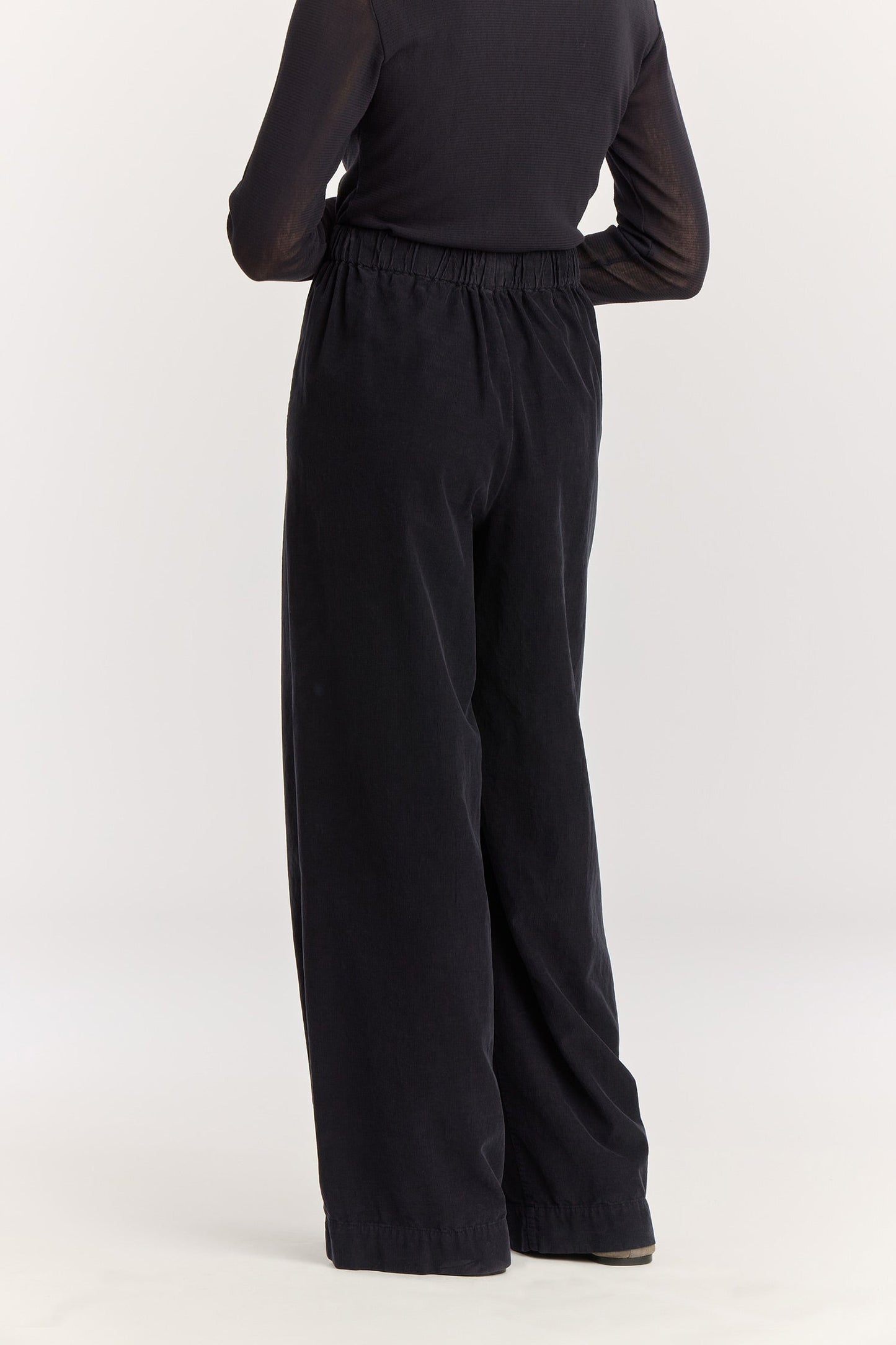 Wide Pleated Pants / Dark Navy
Elastic waist
Pleated detail at the front
Slash pockets
Wide shape
100% Cotton baby corduroy
Machine wash in cold water, tumble dry low, no bleach
Style number: BC-LWP05
Regular fit
Made in USA
Woman wearing dark navy wide-leg baby corduroy pants with front pleats, elastic waistband, and slash pockets.