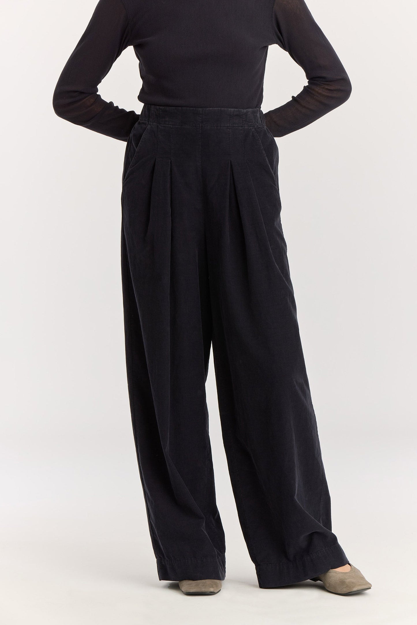 Wide Pleated Pants / Dark Navy
Elastic waist
Pleated detail at the front
Slash pockets
Wide shape
100% Cotton baby corduroy
Machine wash in cold water, tumble dry low, no bleach
Style number: BC-LWP05
Regular fit
Made in USA
Woman wearing dark navy wide-leg baby corduroy pants with front pleats, elastic waistband, and slash pockets.