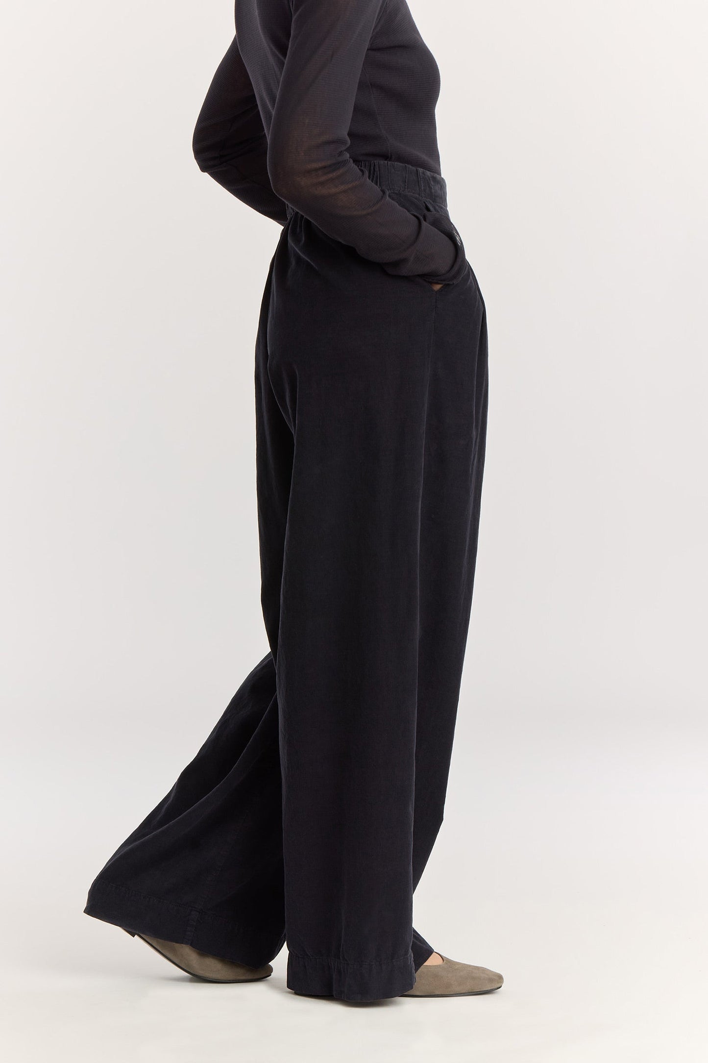Wide Pleated Pants / Dark Navy
Elastic waist
Pleated detail at the front
Slash pockets
Wide shape
100% Cotton baby corduroy
Machine wash in cold water, tumble dry low, no bleach
Style number: BC-LWP05
Regular fit
Made in USA
Woman wearing dark navy wide-leg baby corduroy pants with front pleats, elastic waistband, and slash pockets.