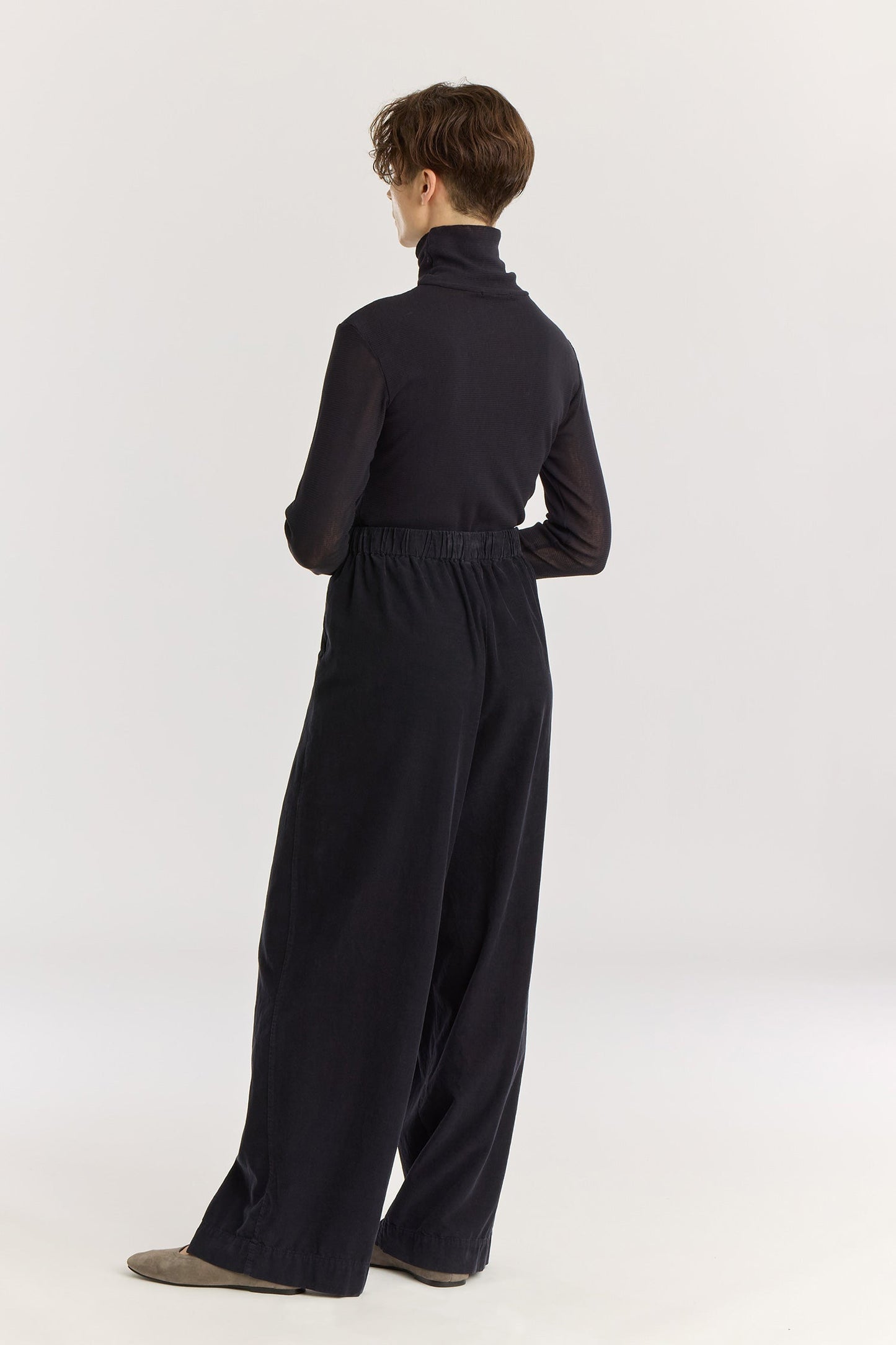 Wide Pleated Pants / Dark Navy
Elastic waist
Pleated detail at the front
Slash pockets
Wide shape
100% Cotton baby corduroy
Machine wash in cold water, tumble dry low, no bleach
Style number: BC-LWP05
Regular fit
Made in USA
Woman wearing dark navy wide-leg baby corduroy pants with front pleats, elastic waistband, and slash pockets.