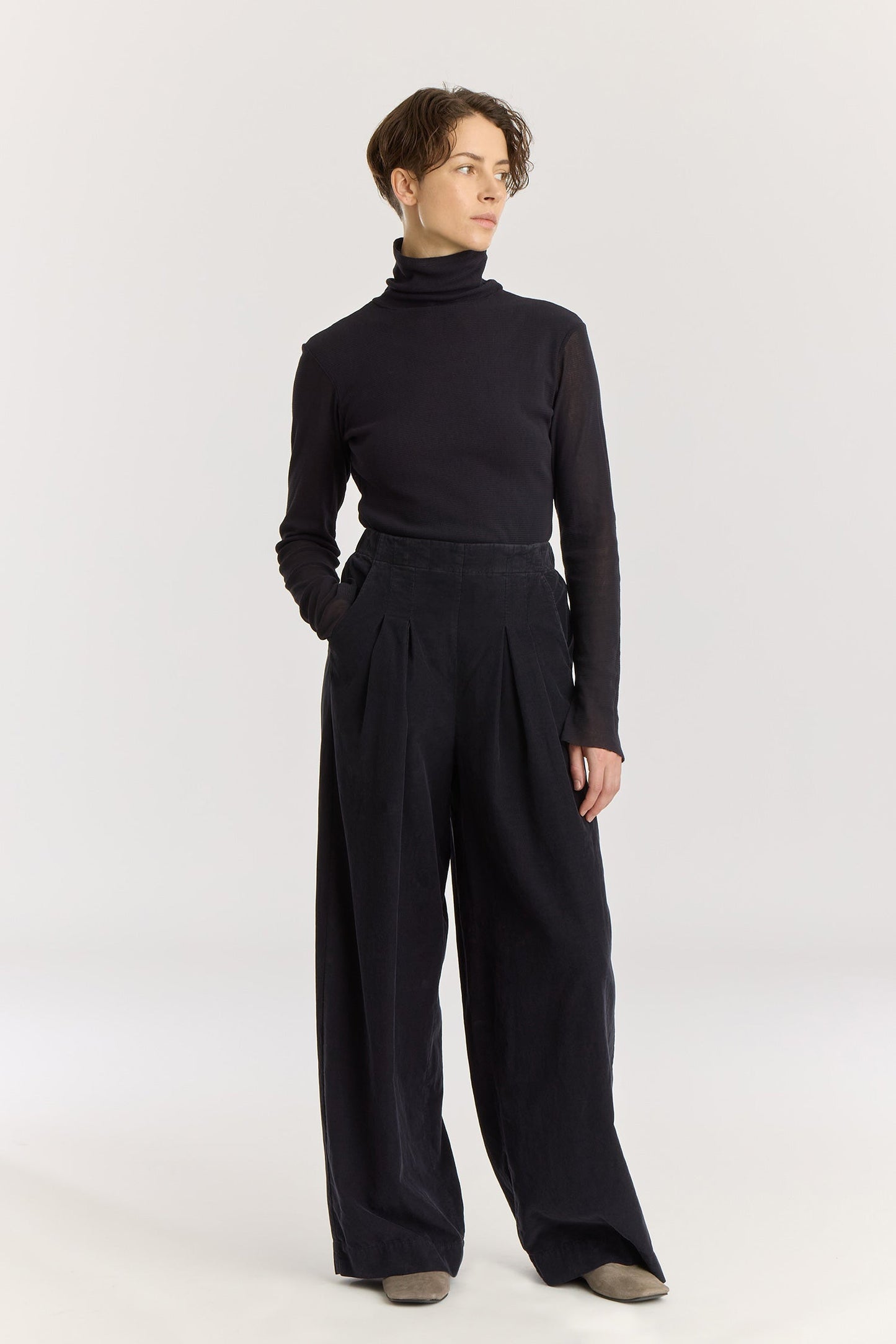 Wide Pleated Pants / Dark Navy
Elastic waist
Pleated detail at the front
Slash pockets
Wide shape
100% Cotton baby corduroy
Machine wash in cold water, tumble dry low, no bleach
Style number: BC-LWP05
Regular fit
Made in USA
Woman wearing dark navy wide-leg baby corduroy pants with front pleats, elastic waistband, and slash pockets.