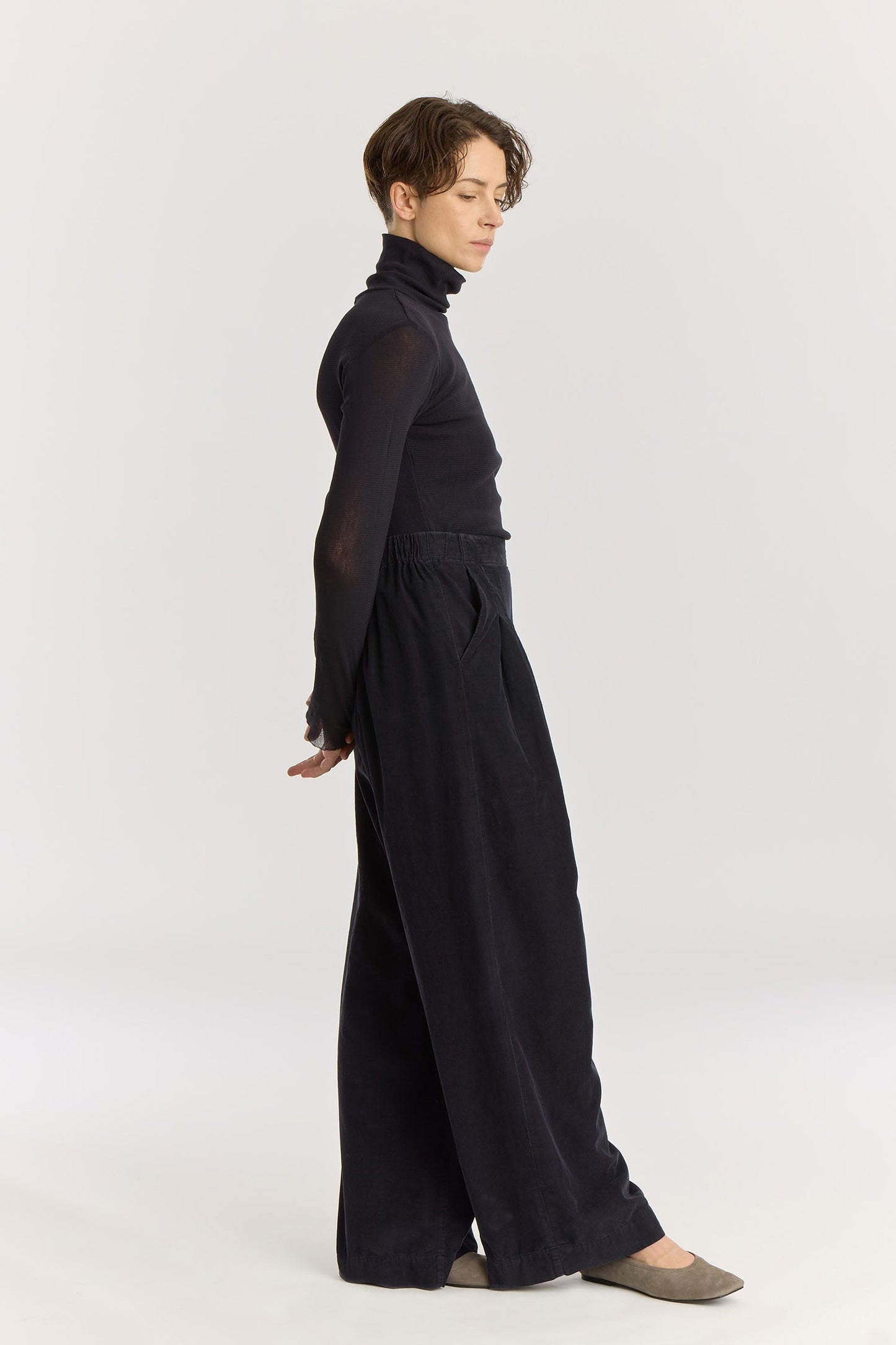 Wide Pleated Pants / Dark Navy
Elastic waist
Pleated detail at the front
Slash pockets
Wide shape
100% Cotton baby corduroy
Machine wash in cold water, tumble dry low, no bleach
Style number: BC-LWP05
Regular fit
Made in USA
Woman wearing dark navy wide-leg baby corduroy pants with front pleats, elastic waistband, and slash pockets.