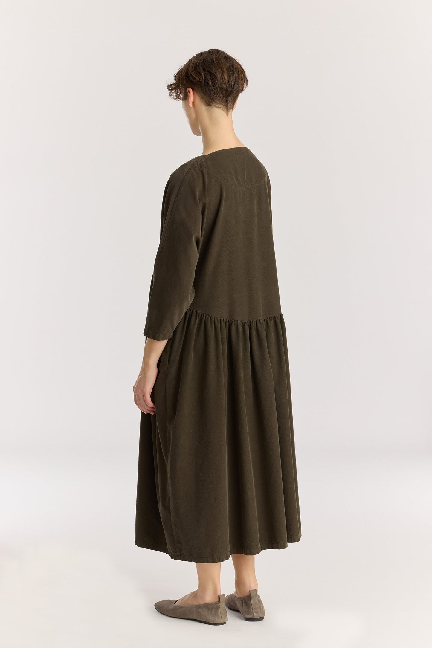 Tradi Dress / Dark Forest
Square neckline with facing
Dolman sleeves
Shirring on front and back for volume bottom
Side seam pockets
100% Cotton baby corduroy
Cold machine or hand wash, tumble dry low or dry flat, no bleach
Style number: BC-TRD01
Relaxed Fit
Made in USA