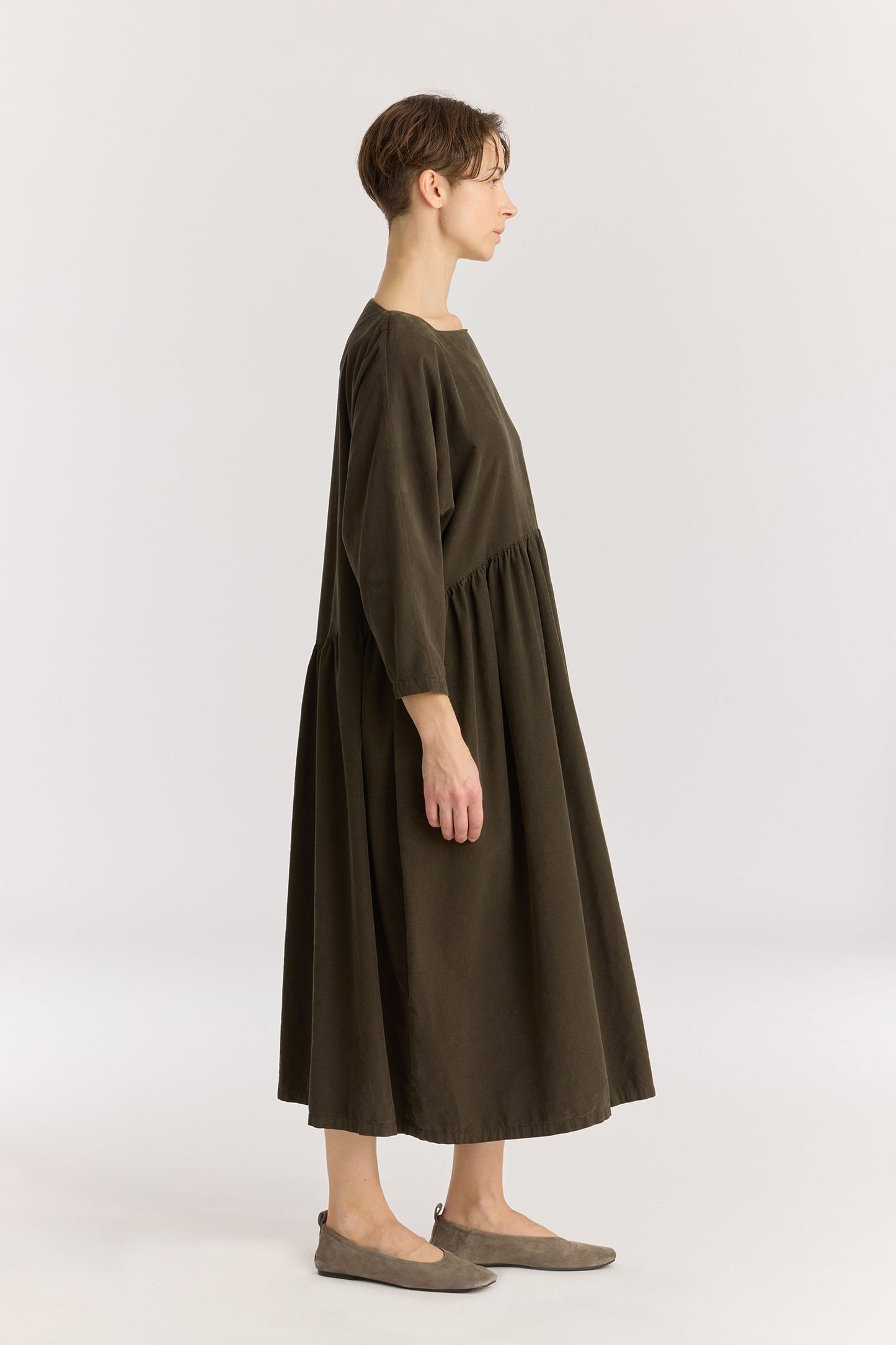 Tradi Dress / Dark Forest
Square neckline with facing
Dolman sleeves
Shirring on front and back for volume bottom
Side seam pockets
100% Cotton baby corduroy
Cold machine or hand wash, tumble dry low or dry flat, no bleach
Style number: BC-TRD01
Relaxed Fit
Made in USA