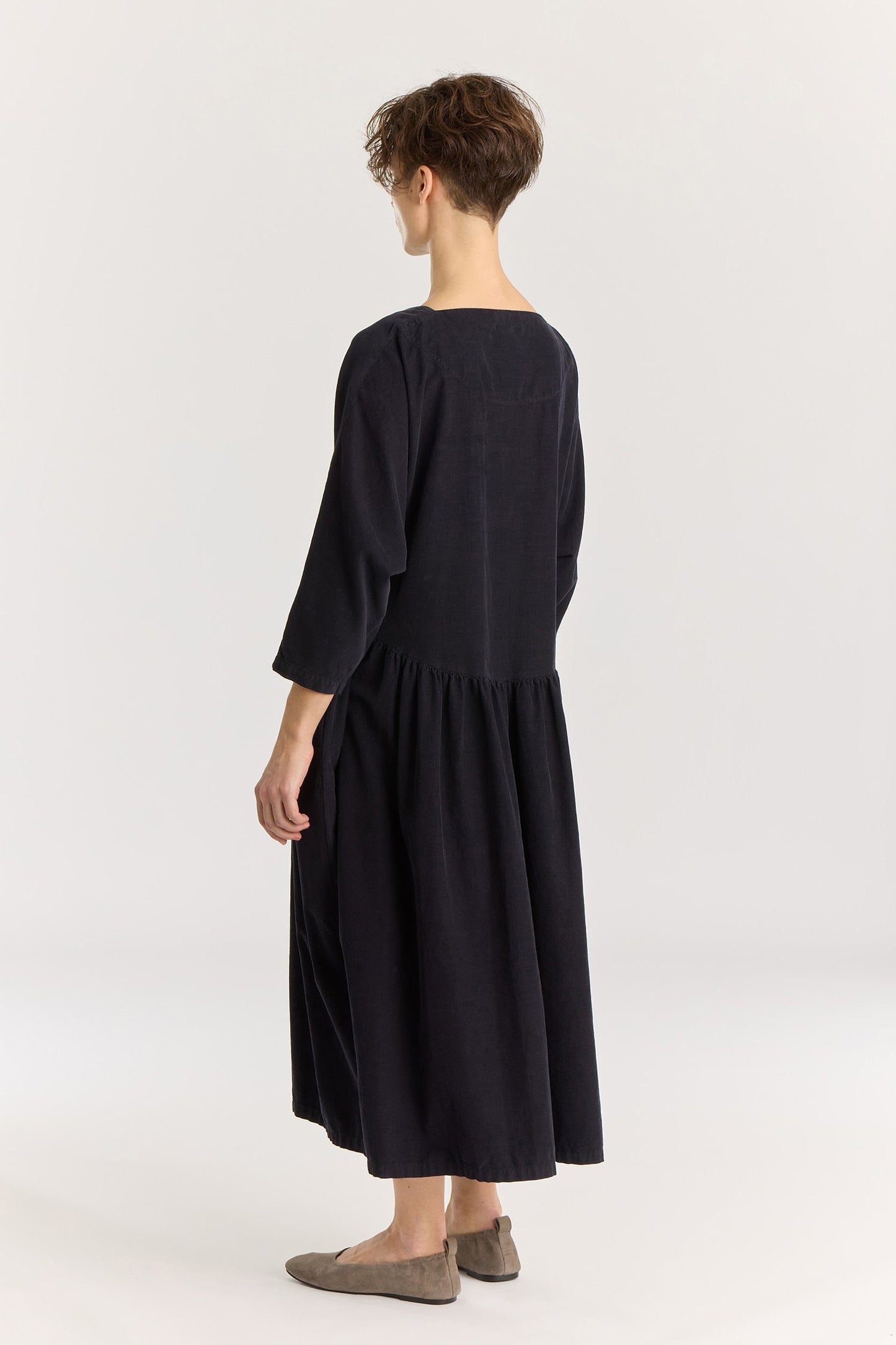 Tradi Dress / Dark Navy
Square neckline with facing
Dolman sleeves
Shirring on front and back for volume bottom
Side seam pockets
100% Cotton baby corduroy
Cold machine or hand wash, tumble dry low or dry flat, no bleach
Style number: BC-TRD01
Relaxed Fit
Made in USA