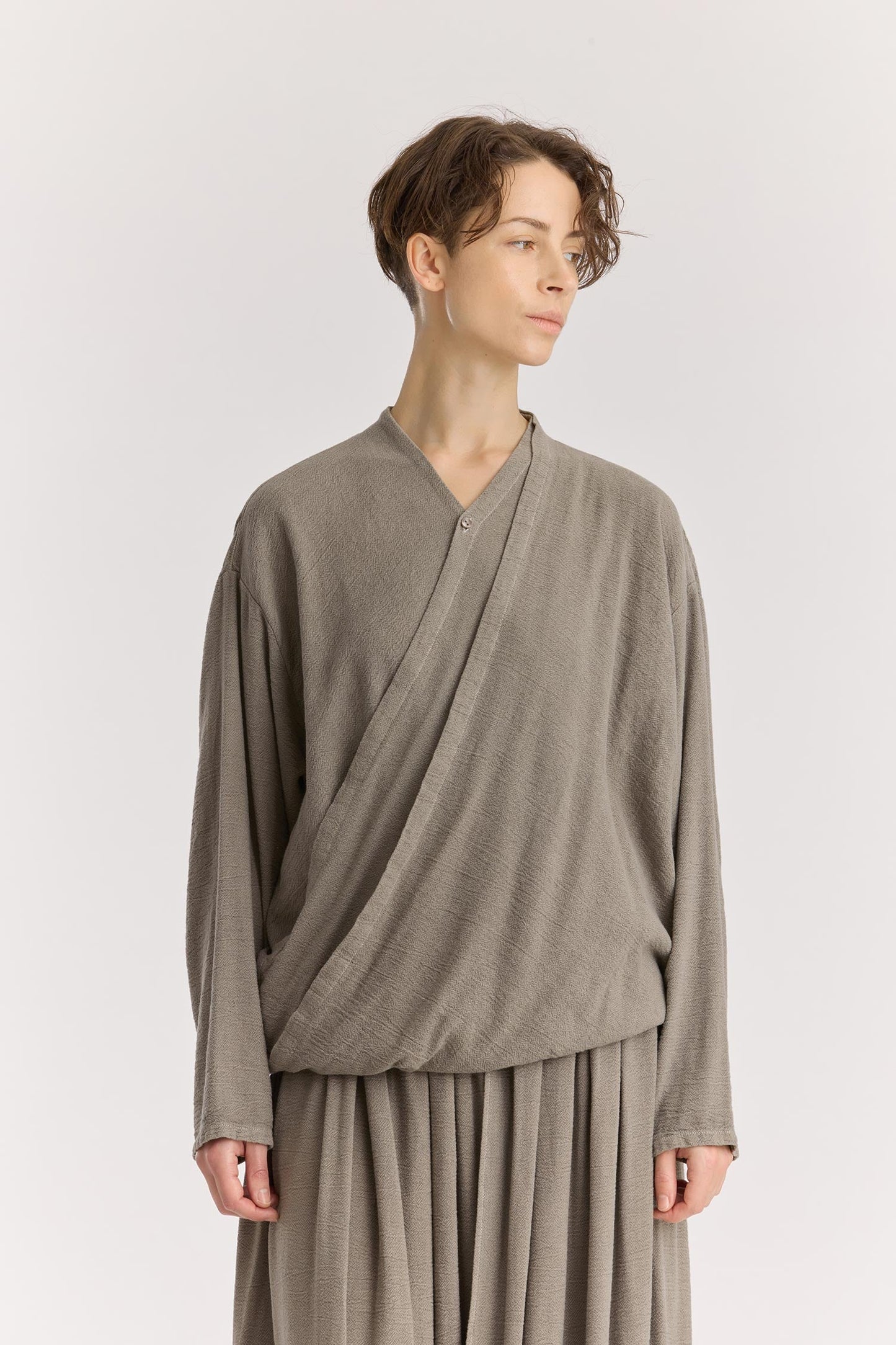 DRAPY SHIRTS / DK. STONE
Stand collar
A single button closure at the front
Crossed shirts
Double-layered front body
Textured 50% Rayon 50% Cotton
Cold machine or hand wash, tumble dry low or dry flat, no bleach
Style Number: RC-DPS01
Relaxed fit
MADE IN USA