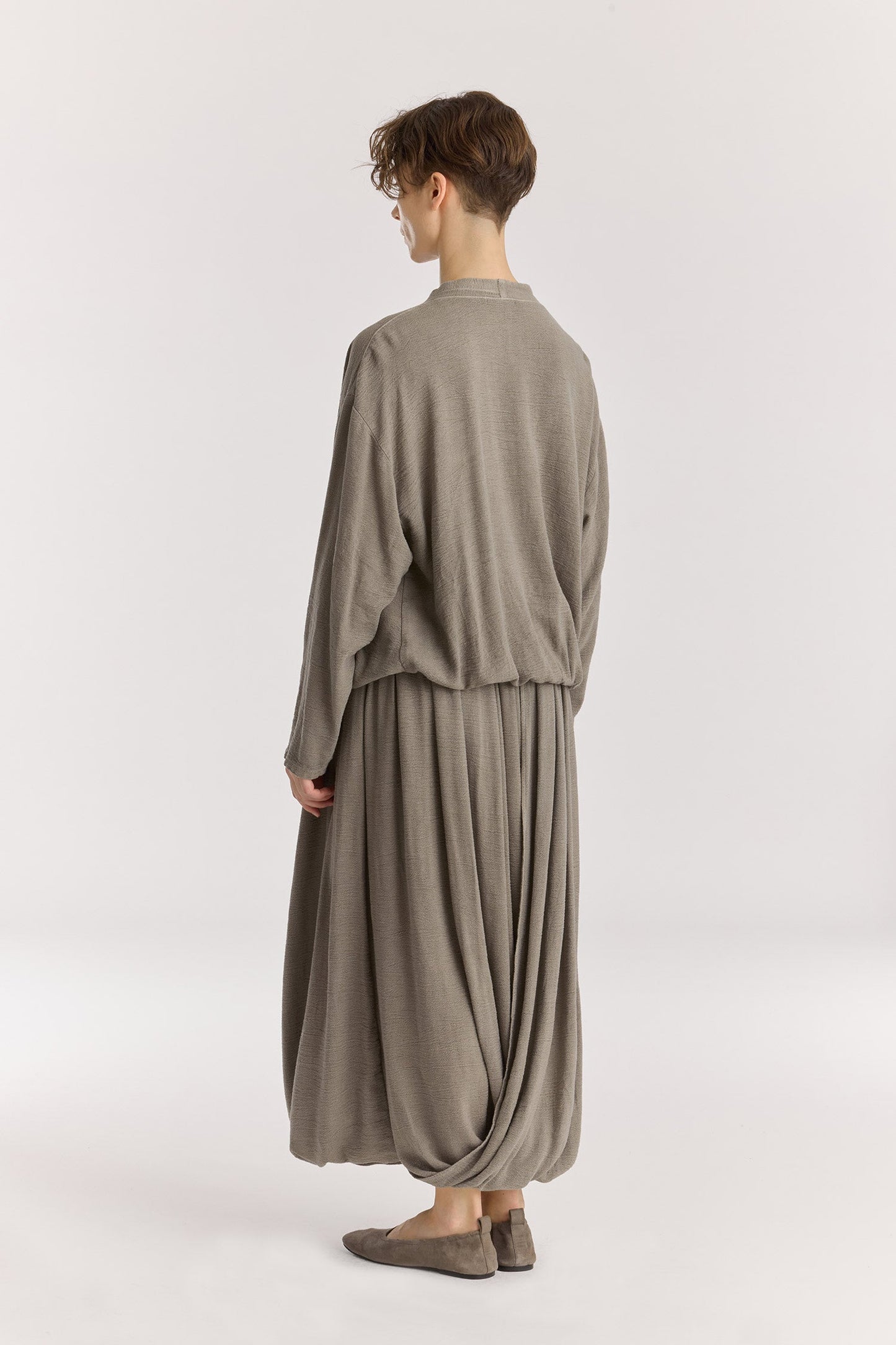 DRAPY SHIRTS / DK. STONE
Stand collar
A single button closure at the front
Crossed shirts
Double-layered front body
Textured 50% Rayon 50% Cotton
Cold machine or hand wash, tumble dry low or dry flat, no bleach
Style Number: RC-DPS01
Relaxed fit
MADE IN USA