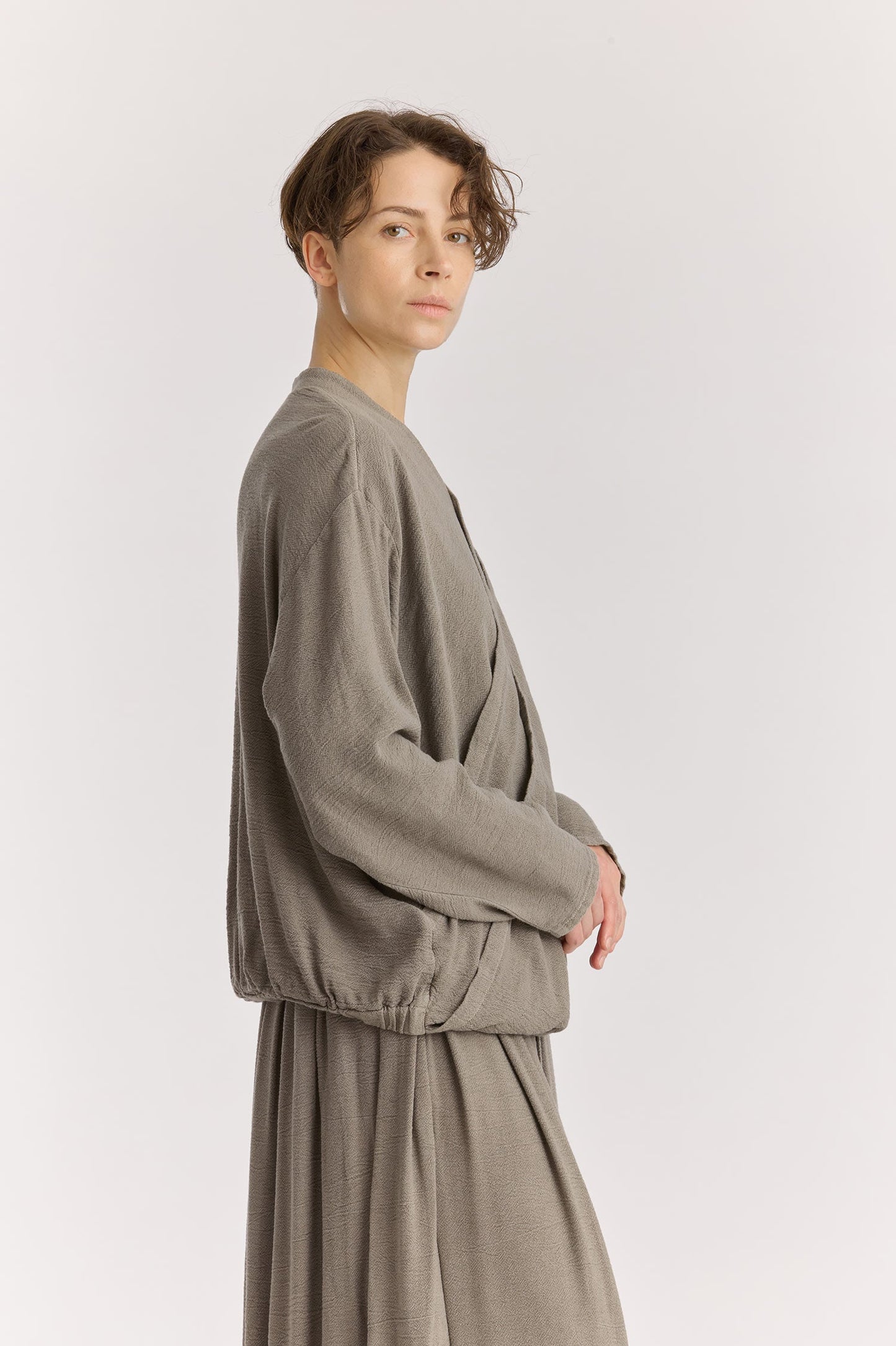 DRAPY SHIRTS / DK. STONE
Stand collar
A single button closure at the front
Crossed shirts
Double-layered front body
Textured 50% Rayon 50% Cotton
Cold machine or hand wash, tumble dry low or dry flat, no bleach
Style Number: RC-DPS01
Relaxed fit
MADE IN USA