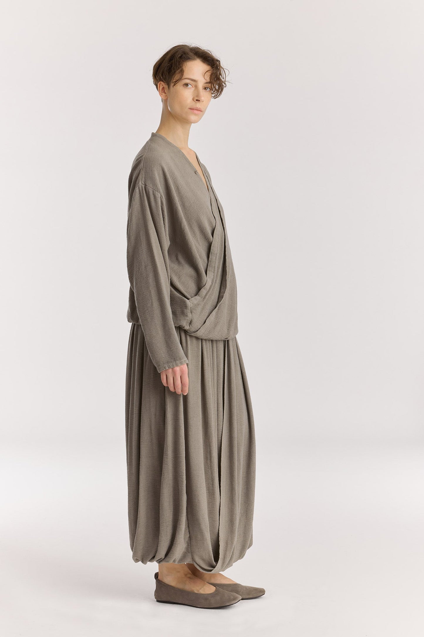 DRAPY SHIRTS / DK. STONE
Stand collar
A single button closure at the front
Crossed shirts
Double-layered front body
Textured 50% Rayon 50% Cotton
Cold machine or hand wash, tumble dry low or dry flat, no bleach
Style Number: RC-DPS01
Relaxed fit
MADE IN USA