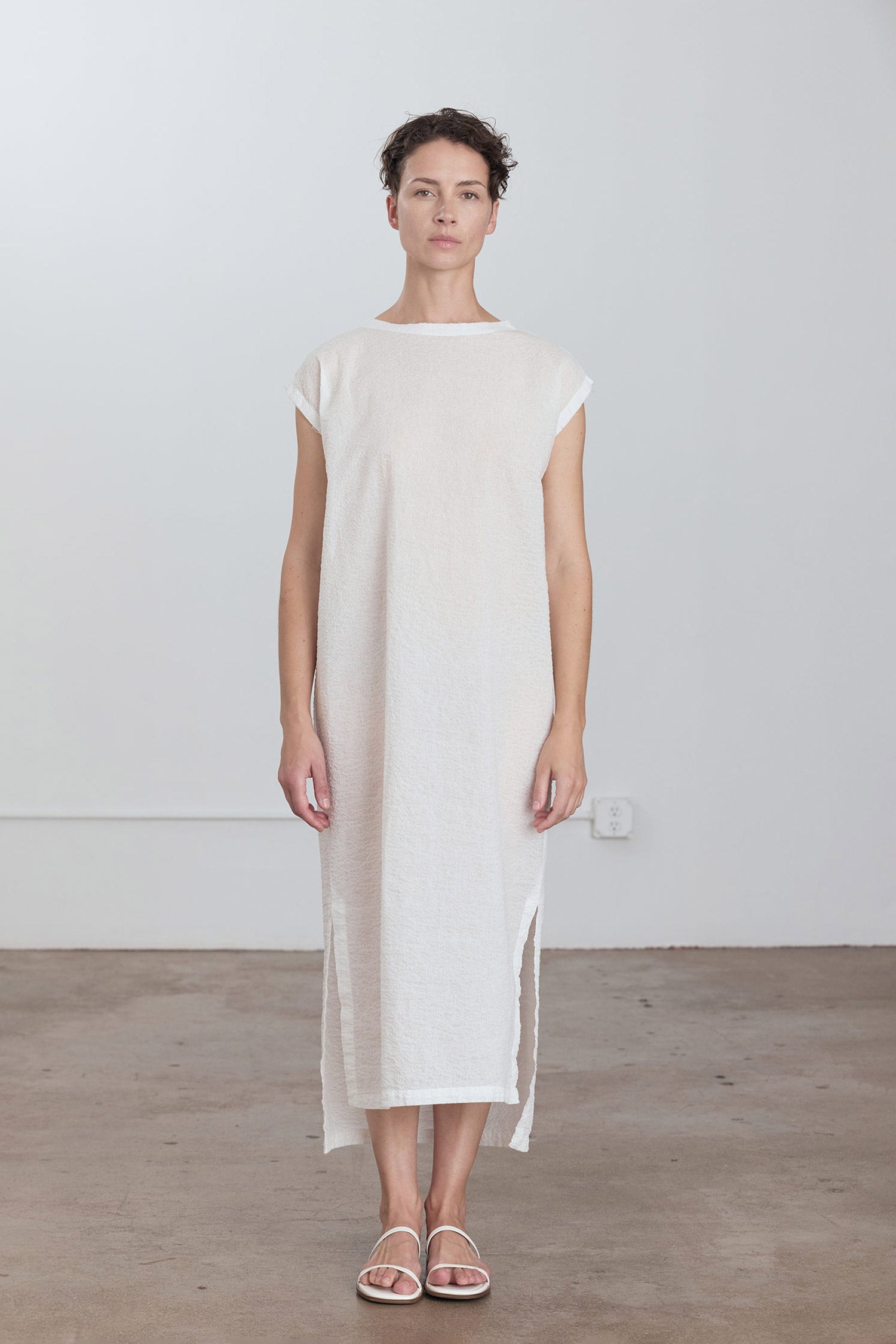 NO SLEEVE DRESS / WHITE – BLACK CRANE
