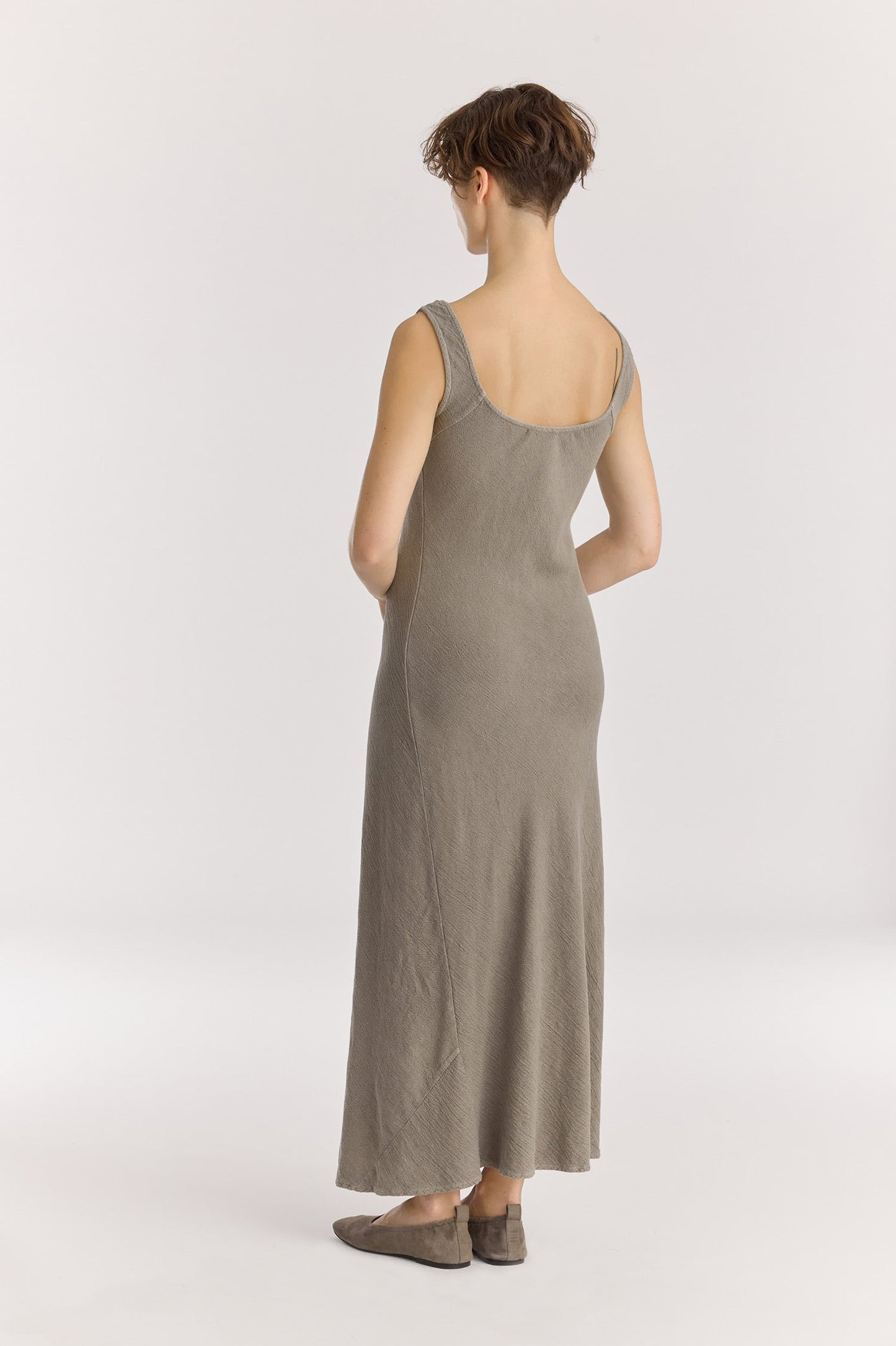 MAXI DRESS / DK. STONE
Scooped neckline
Bias cut
Textured 50% Rayon 50% Cotton
Cold machine or hand wash, tumble dry low or dry flat, no bleach
Style Number: RC-MD08
Regular fit
MADE IN USA