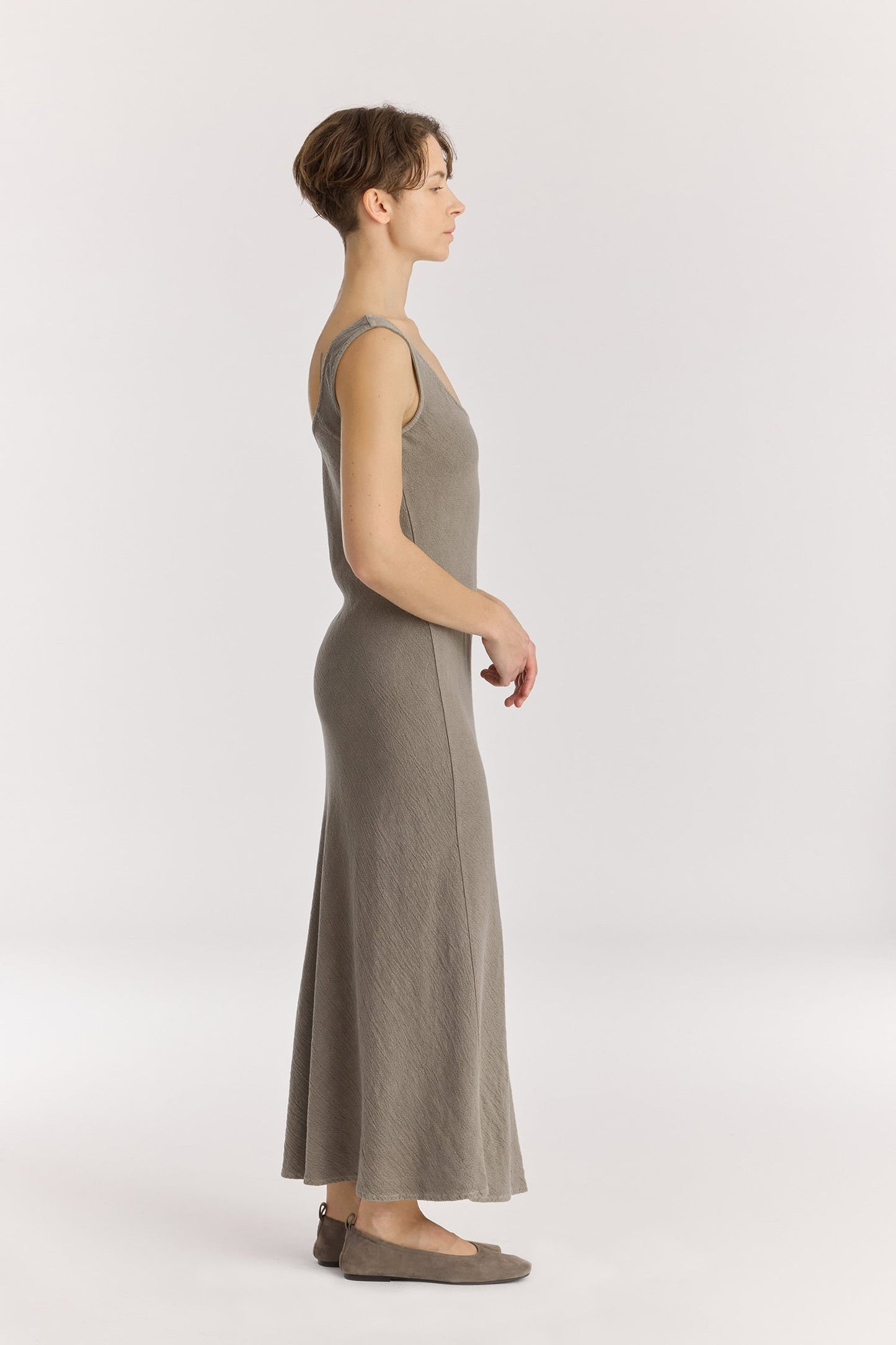 MAXI DRESS / DK. STONE
Scooped neckline
Bias cut
Textured 50% Rayon 50% Cotton
Cold machine or hand wash, tumble dry low or dry flat, no bleach
Style Number: RC-MD08
Regular fit
MADE IN USA