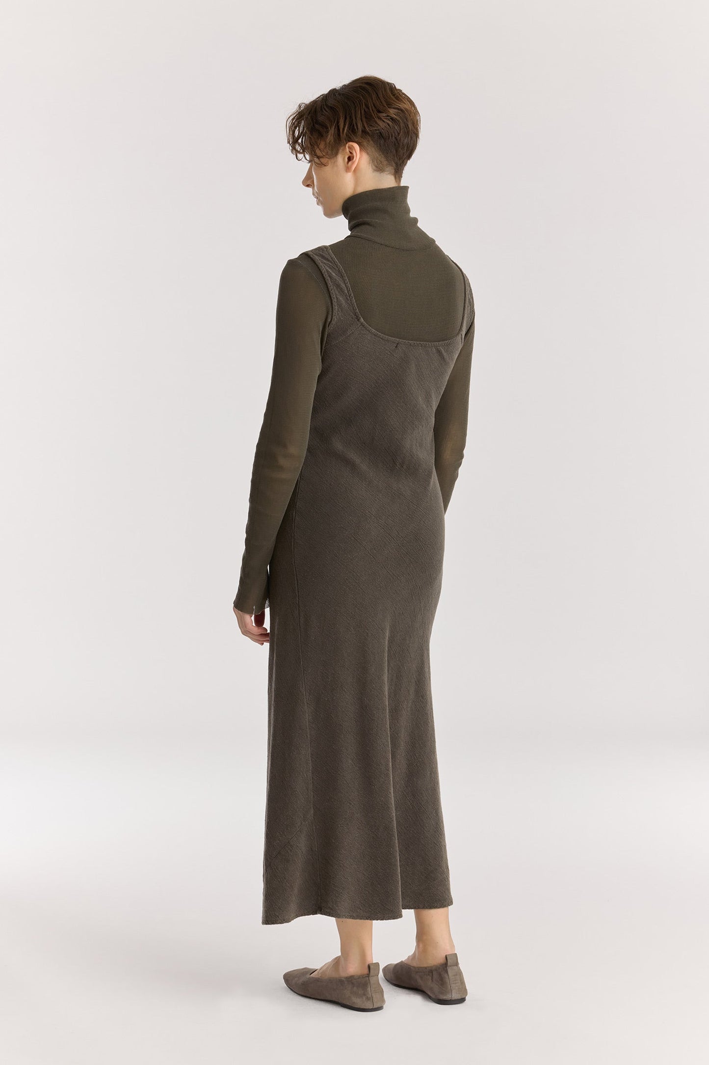 MAXI DRESS / SLATE
Scooped neckline
Bias cut
Textured 50% Rayon 50% Cotton
Cold machine or hand wash, tumble dry low or dry flat, no bleach
Style Number: RC-MD08
Regular fit
MADE IN USA