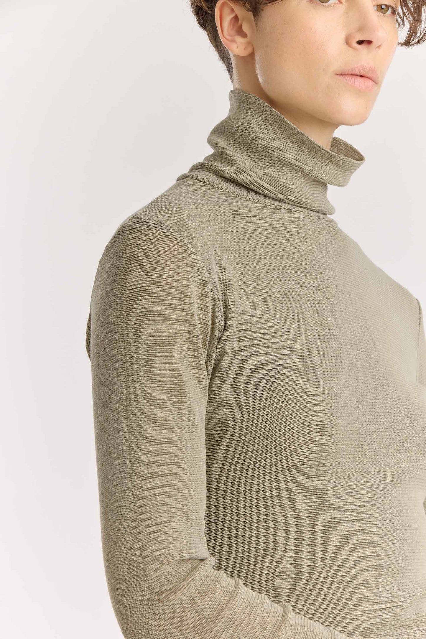 DOUBLE MESH TURTLENECK / limestone
Double-layered turtleneck
Fitted silhouette
Double-layered main body, single-layered sleeve
100% cotton mesh
Cold machine or hand wash, tumble dry low in a mesh bag or dry flat, no bleach
Style Number: MC-TN04
Fitted fit
Made in USA
