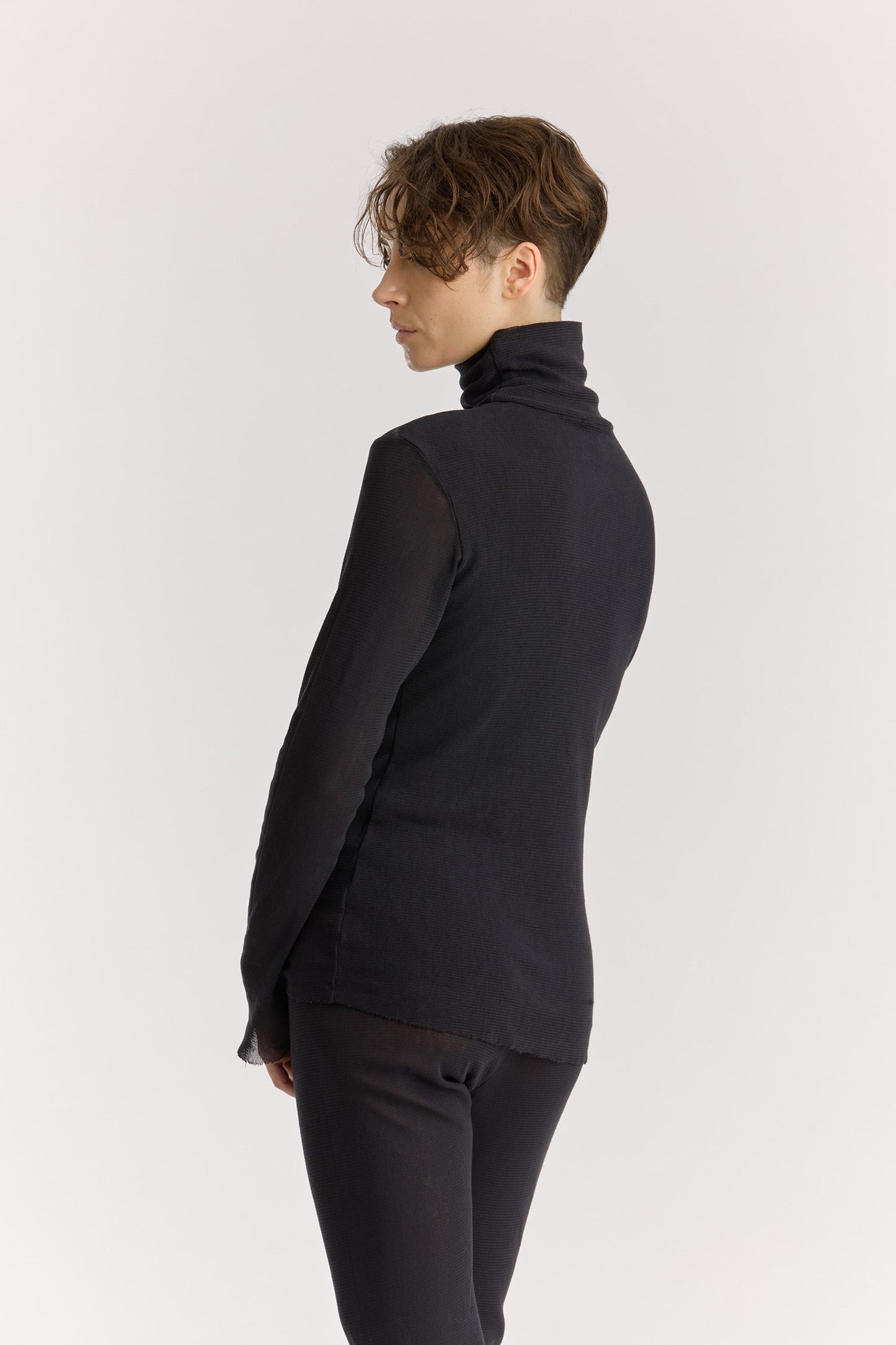 DOUBLE MESH TURTLENECK / BLACK
Double-layered turtleneck
Fitted silhouette
Double-layered main body, single-layered sleeve
100% cotton mesh
Cold machine or hand wash, tumble dry low in a mesh bag or dry flat, no bleach
Style Number: MC-TN04
Fitted fit
Made in USA