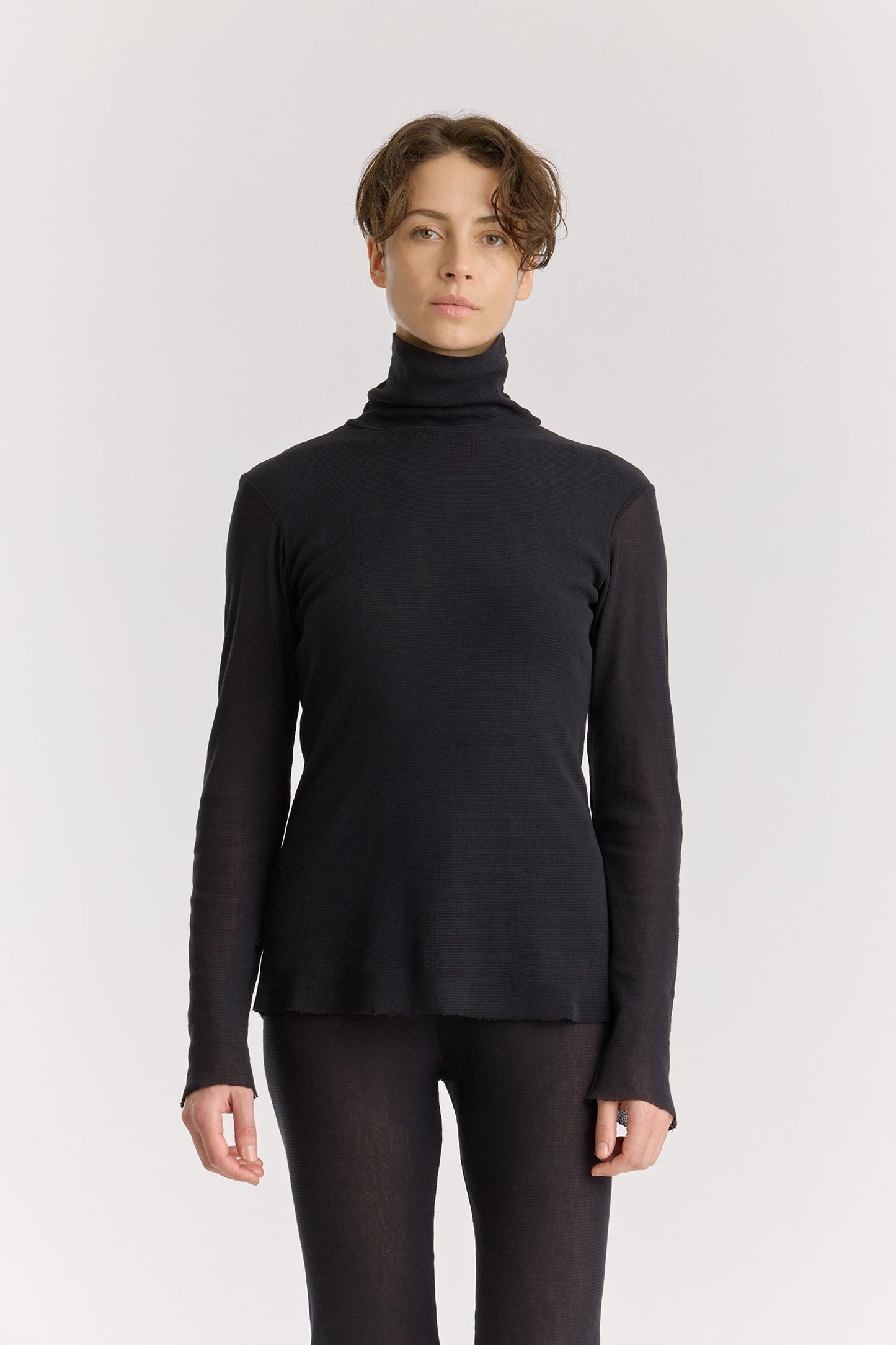 DOUBLE MESH TURTLENECK / BLACK
Double-layered turtleneck
Fitted silhouette
Double-layered main body, single-layered sleeve
100% cotton mesh
Cold machine or hand wash, tumble dry low in a mesh bag or dry flat, no bleach
Style Number: MC-TN04
Fitted fit
Made in USA