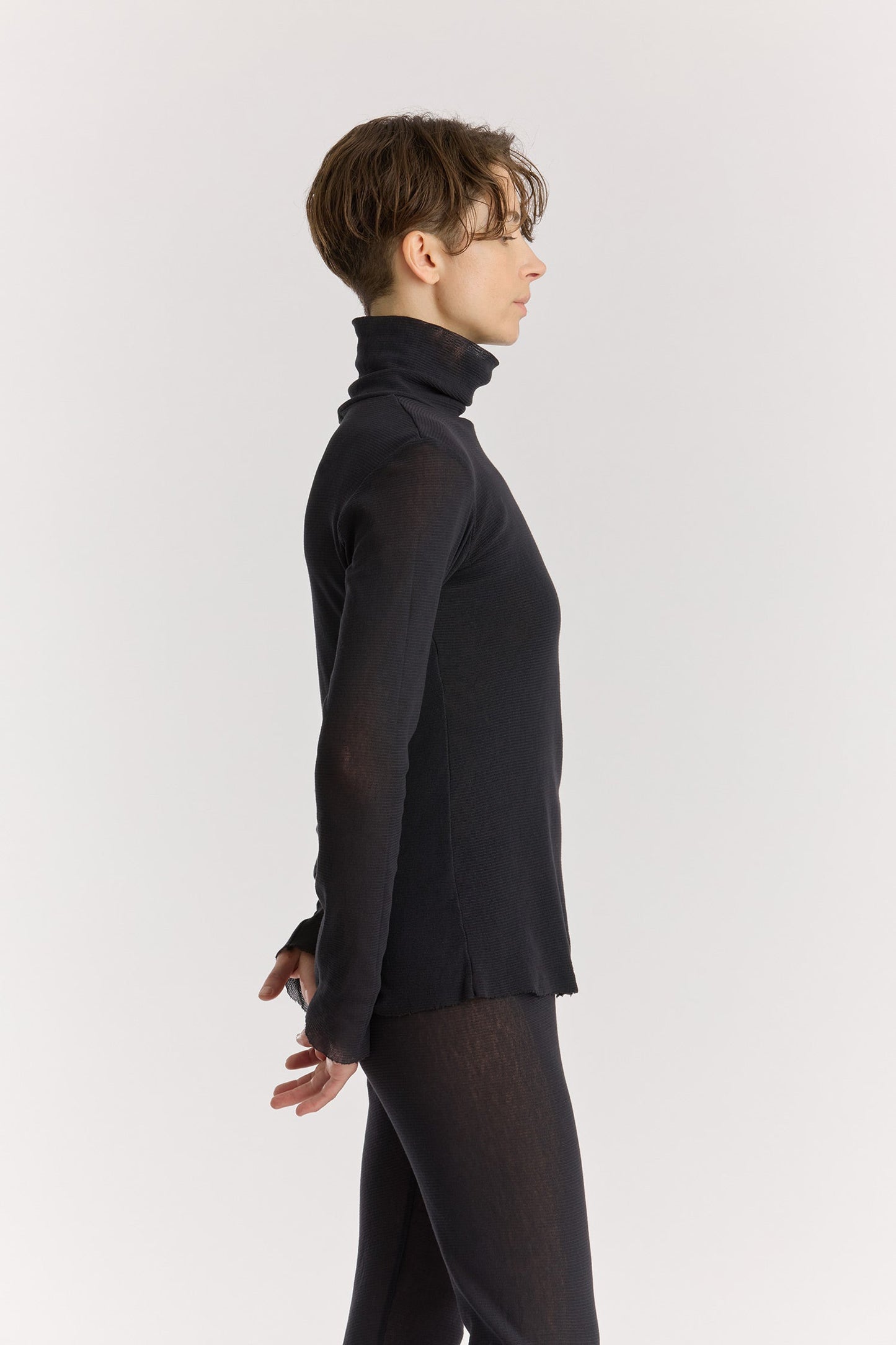 DOUBLE MESH TURTLENECK / BLACK
Double-layered turtleneck
Fitted silhouette
Double-layered main body, single-layered sleeve
100% cotton mesh
Cold machine or hand wash, tumble dry low in a mesh bag or dry flat, no bleach
Style Number: MC-TN04
Fitted fit
Made in USA