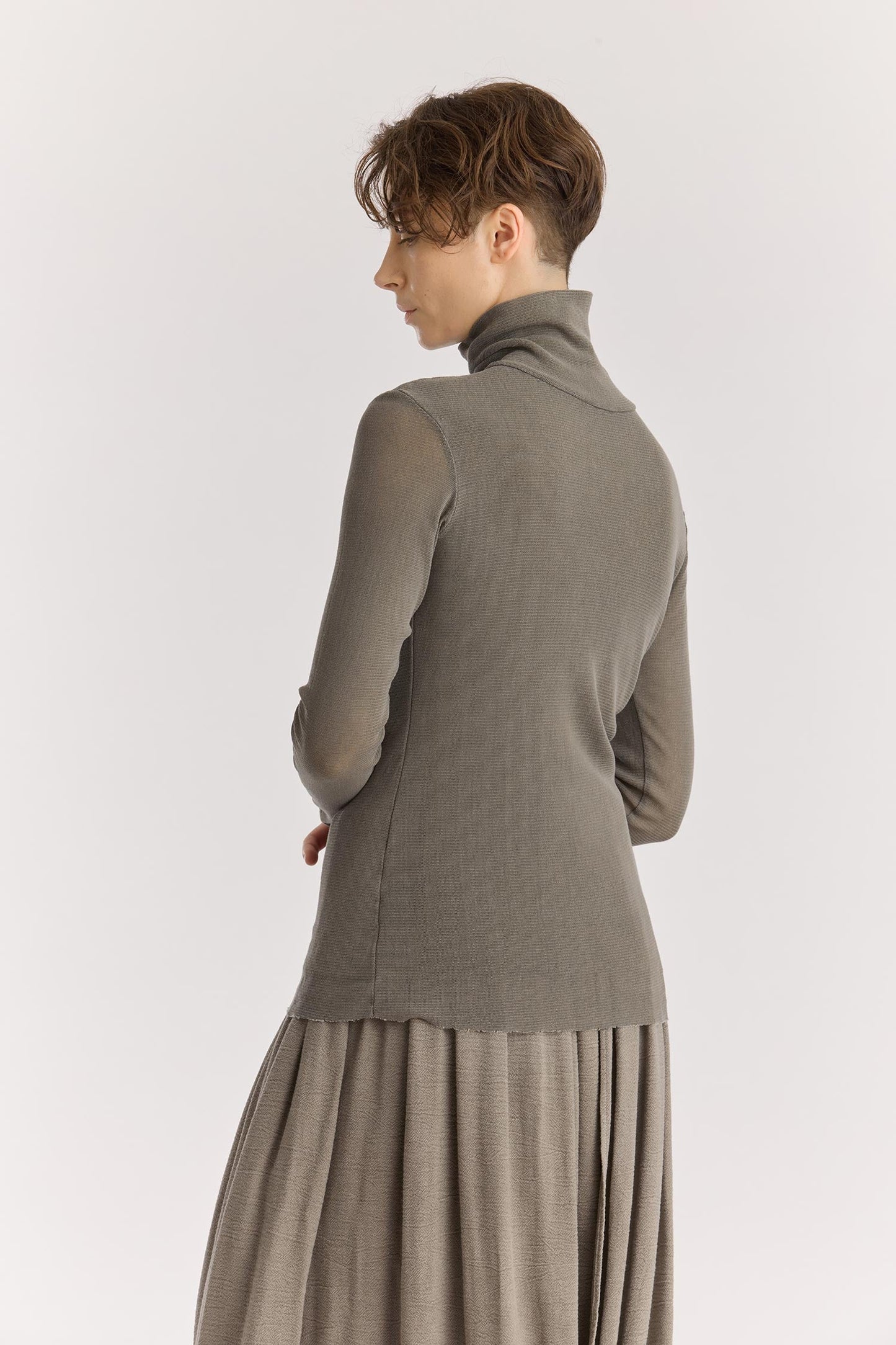 DOUBLE MESH TURTLENECK / dk. stone
Double-layered turtleneck
Fitted silhouette
Double-layered main body, single-layered sleeve
100% cotton mesh
Cold machine or hand wash, tumble dry low in a mesh bag or dry flat, no bleach
Style Number: MC-TN04
Fitted fit
Made in USA