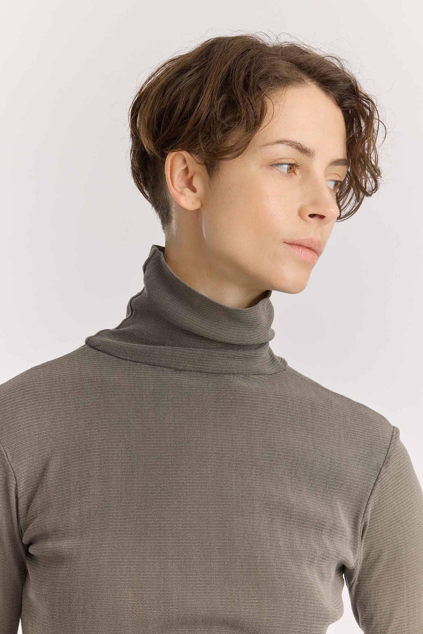DOUBLE MESH TURTLENECK / dk. stone
Double-layered turtleneck
Fitted silhouette
Double-layered main body, single-layered sleeve
100% cotton mesh
Cold machine or hand wash, tumble dry low in a mesh bag or dry flat, no bleach
Style Number: MC-TN04
Fitted fit
Made in USA