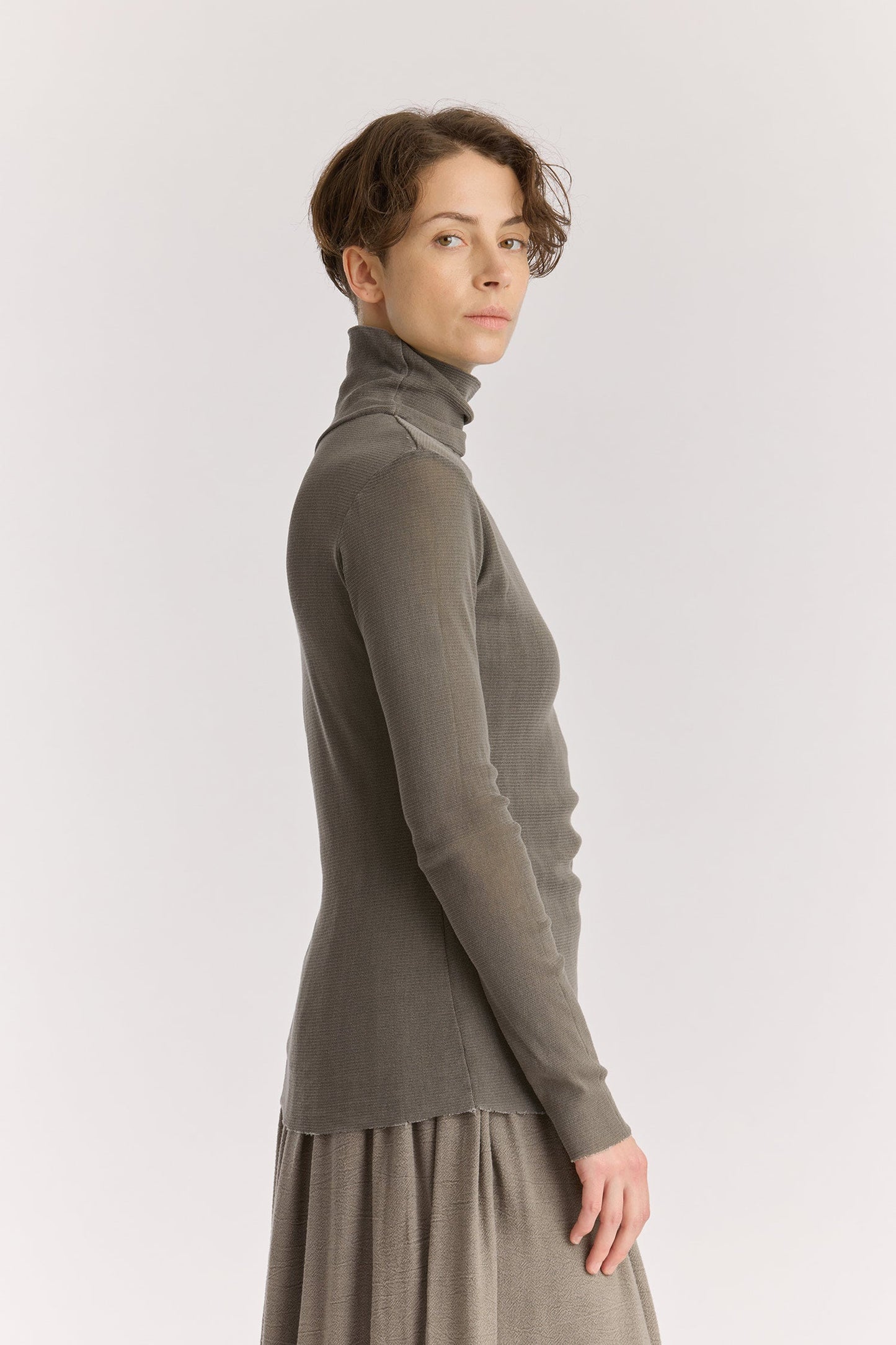 DOUBLE MESH TURTLENECK / dk. stone
Double-layered turtleneck
Fitted silhouette
Double-layered main body, single-layered sleeve
100% cotton mesh
Cold machine or hand wash, tumble dry low in a mesh bag or dry flat, no bleach
Style Number: MC-TN04
Fitted fit
Made in USA