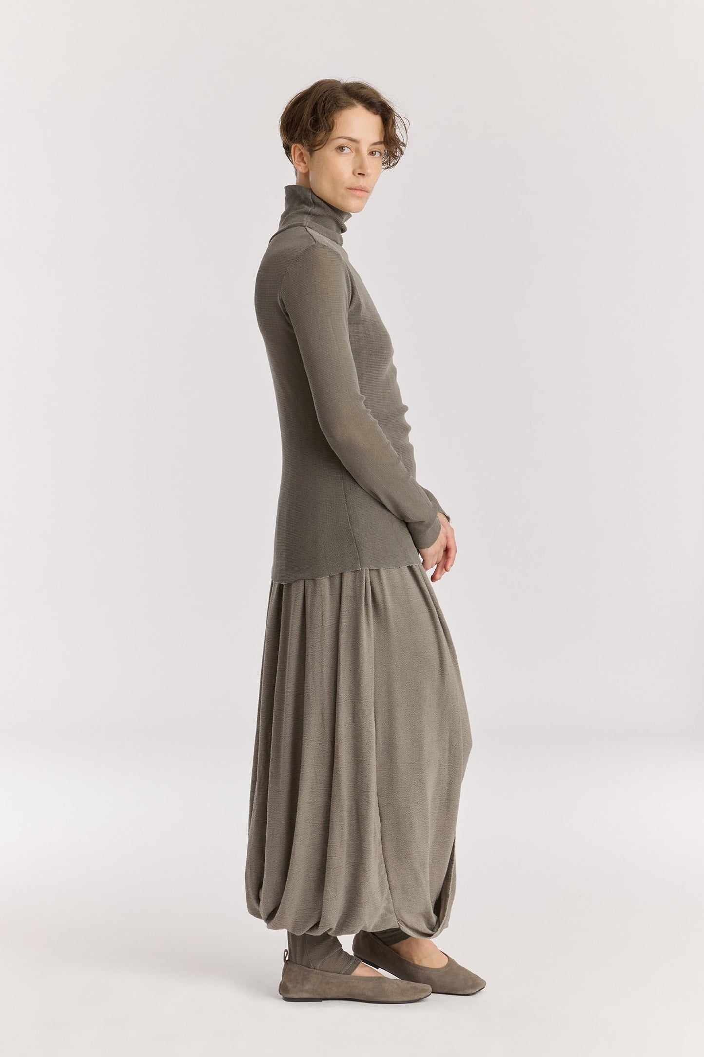 DOUBLE MESH TURTLENECK / dk. stone
Double-layered turtleneck
Fitted silhouette
Double-layered main body, single-layered sleeve
100% cotton mesh
Cold machine or hand wash, tumble dry low in a mesh bag or dry flat, no bleach
Style Number: MC-TN04
Fitted fit
Made in USA