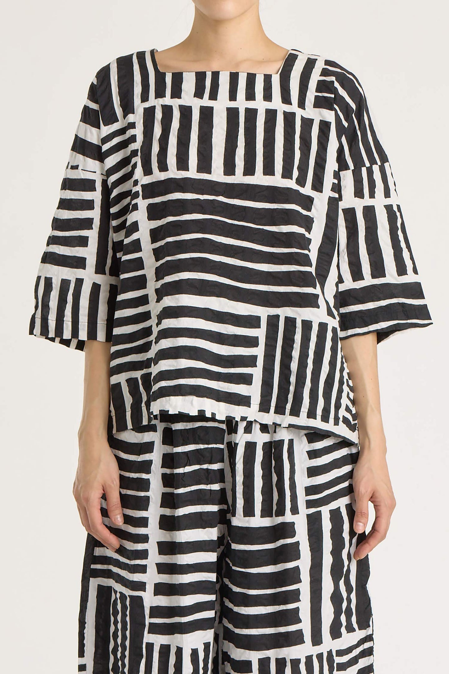 SHORT SLEEVE SQUARE NECK TOP / PRINT BLACK