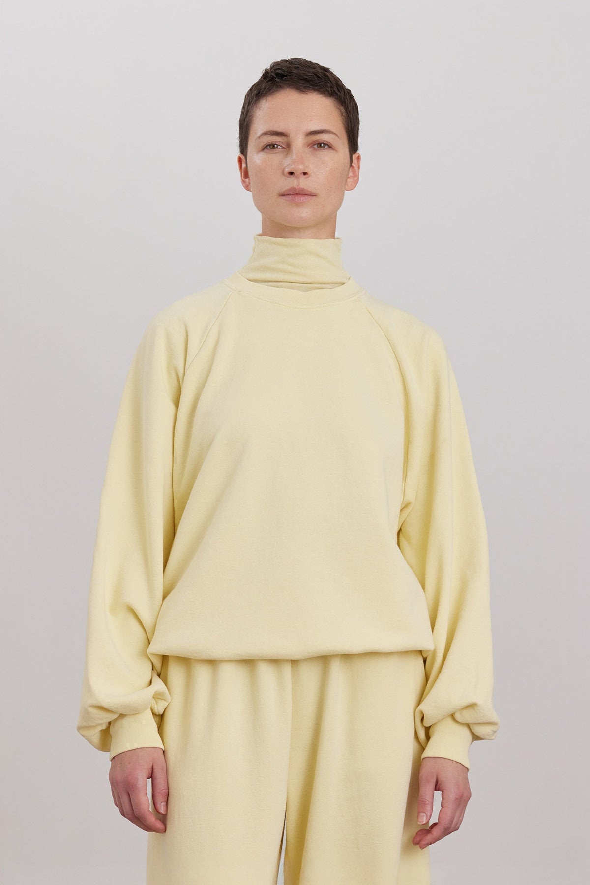 ORGANIC COTTON CASHMERE RAGLAN SWEATSHIRT / CUSTARD