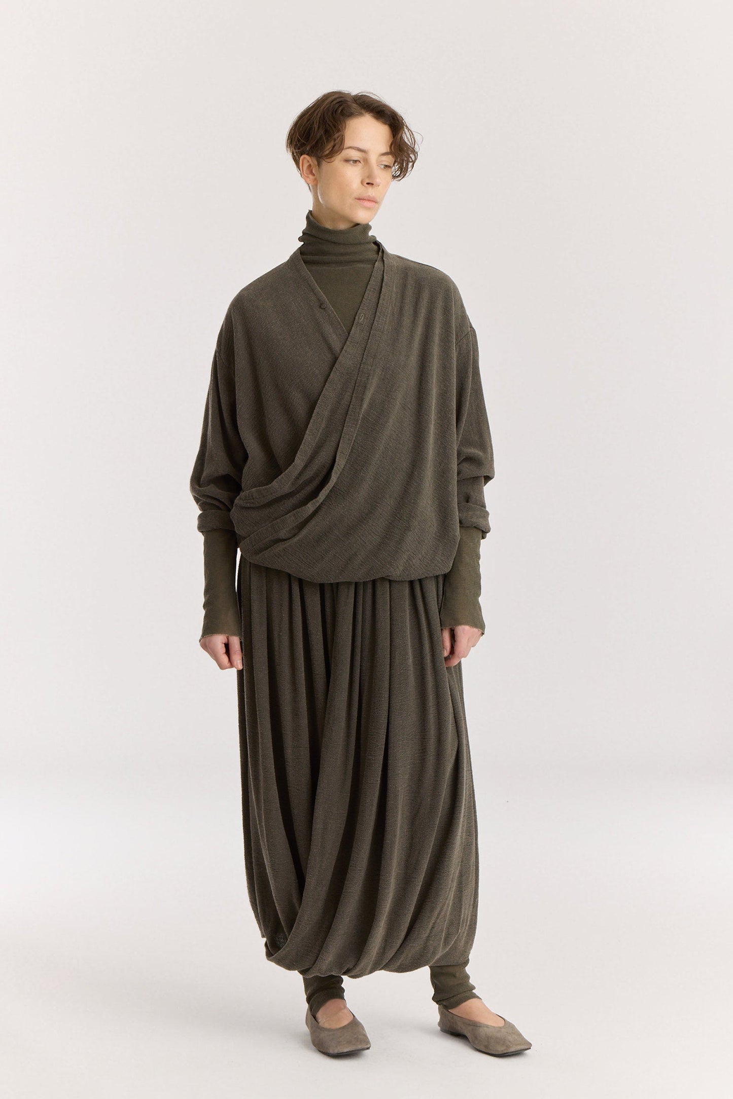 DRAPY SHIRTS / SLATE
Stand collar
A single button closure at the front
Crossed shirts
Double-layered front body
Textured 50% Rayon 50% Cotton
Cold machine or hand wash, tumble dry low or dry flat, no bleach
Style Number: RC-DPS01
Relaxed fit
MADE IN USA