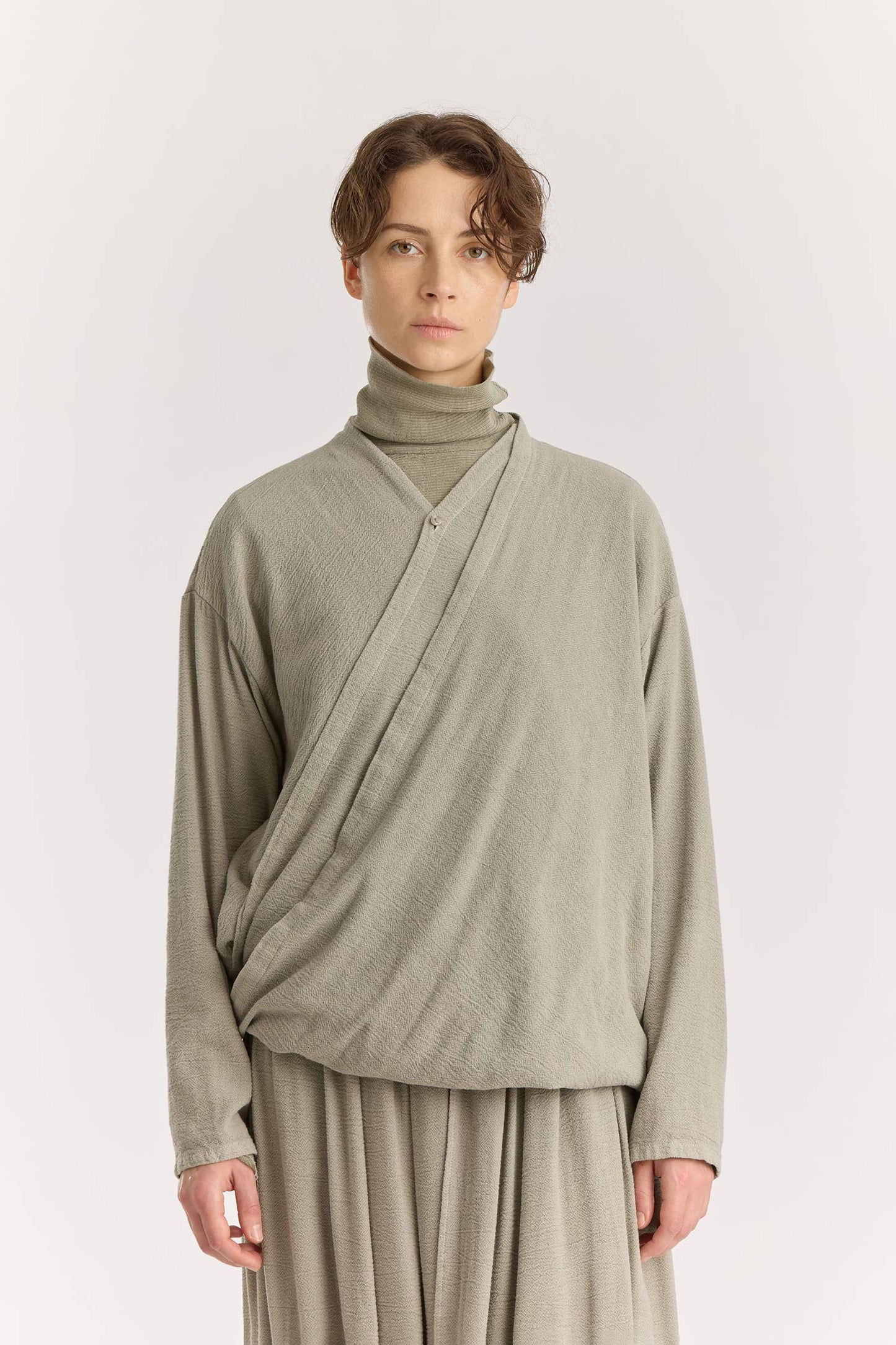DRAPY SHIRTS / LIMESTONE
Stand collar
A single button closure at the front
Crossed shirts
Double-layered front body
Textured 50% Rayon 50% Cotton
Cold machine or hand wash, tumble dry low or dry flat, no bleach
Style Number: RC-DPS01
Relaxed fit
MADE IN USA