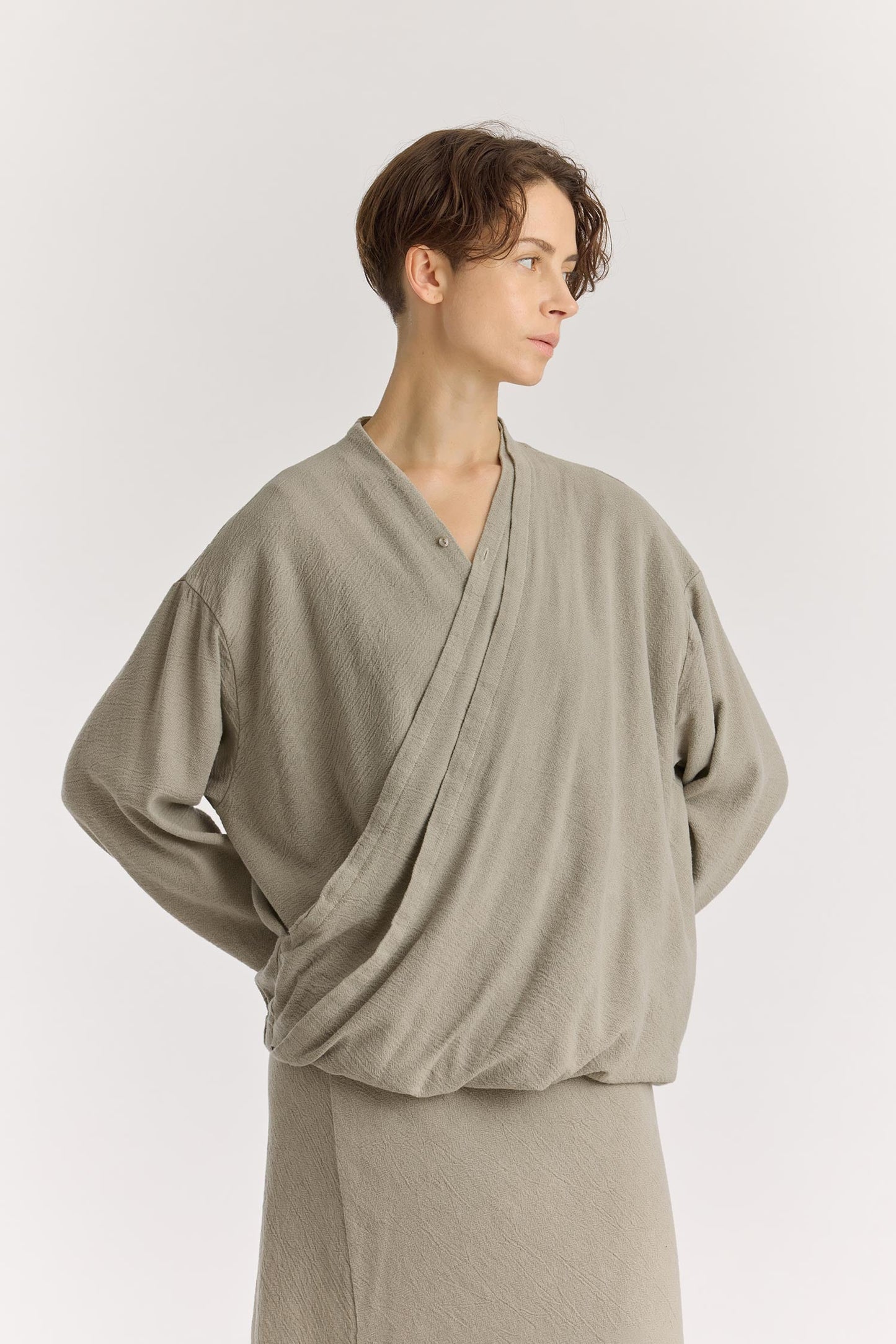 DRAPY SHIRTS / LIMESTONE
Stand collar
A single button closure at the front
Crossed shirts
Double-layered front body
Textured 50% Rayon 50% Cotton
Cold machine or hand wash, tumble dry low or dry flat, no bleach
Style Number: RC-DPS01
Relaxed fit
MADE IN USA