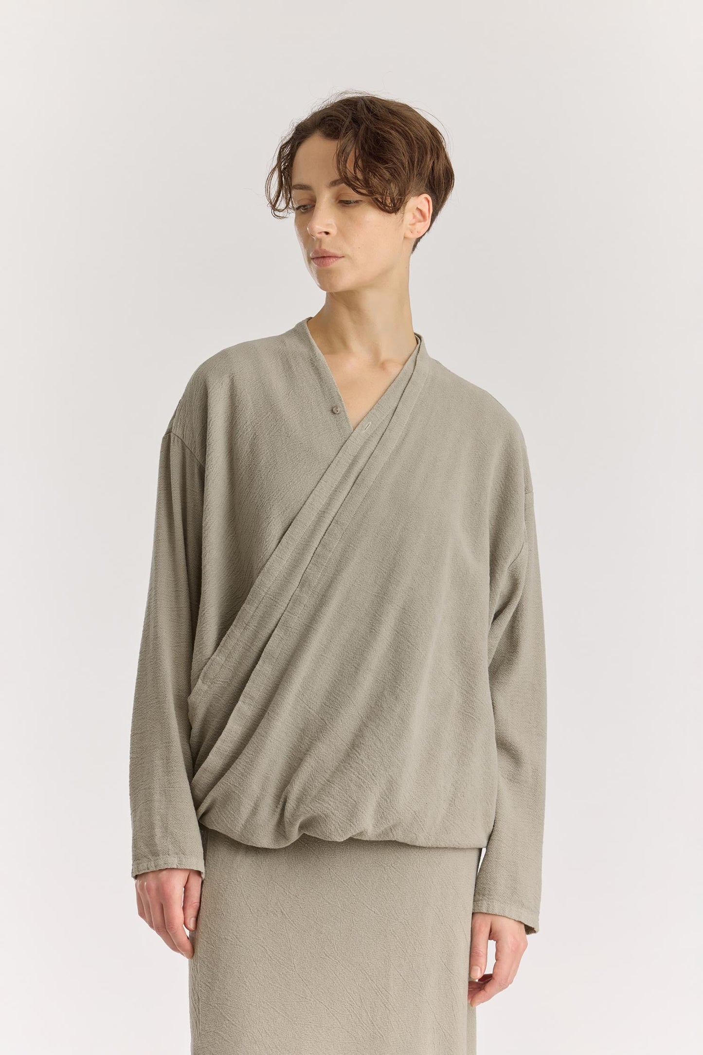 DRAPY SHIRTS / LIMESTONE
Stand collar
A single button closure at the front
Crossed shirts
Double-layered front body
Textured 50% Rayon 50% Cotton
Cold machine or hand wash, tumble dry low or dry flat, no bleach
Style Number: RC-DPS01
Relaxed fit
MADE IN USA