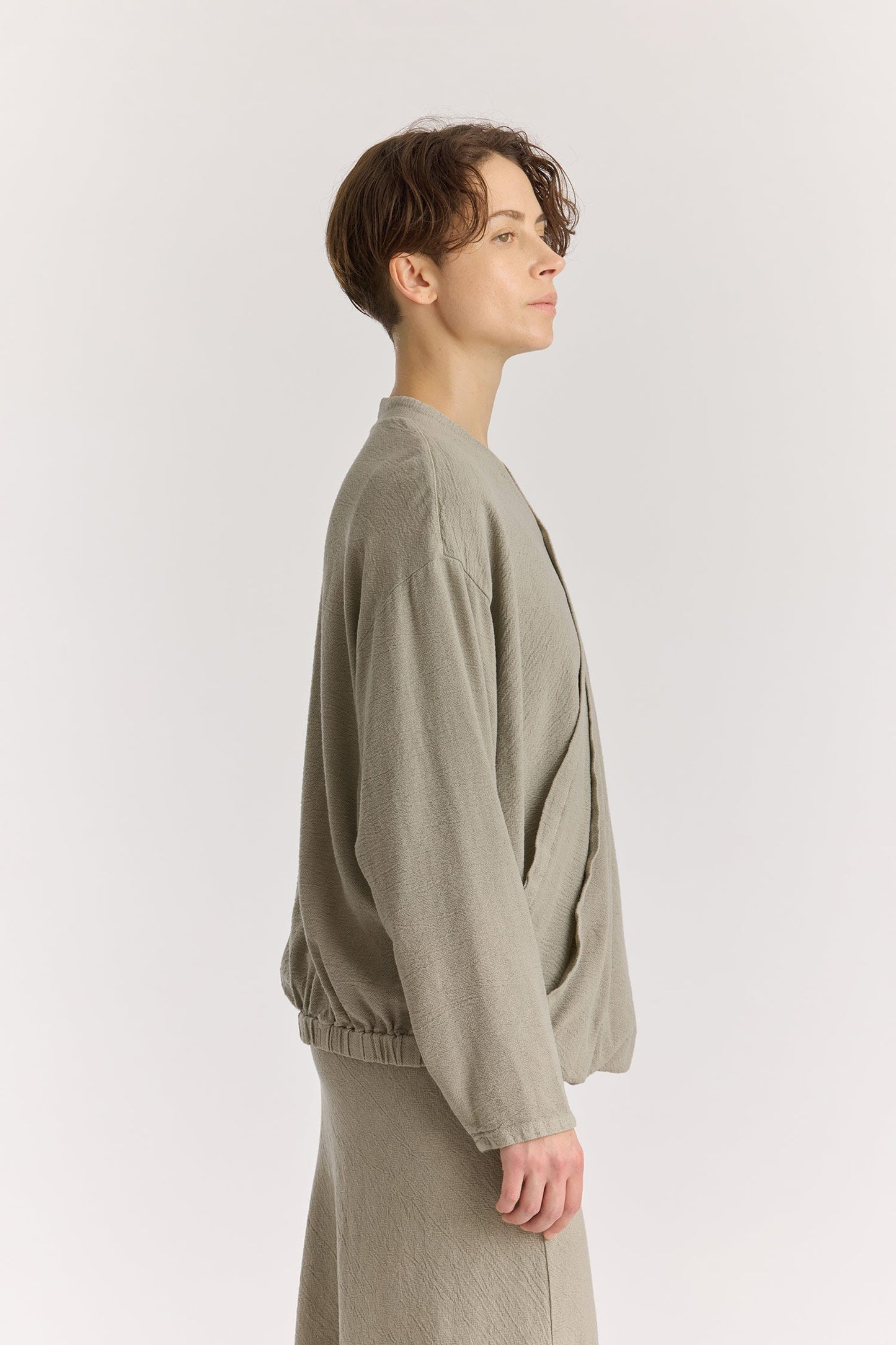 DRAPY SHIRTS / LIMESTONE
Stand collar
A single button closure at the front
Crossed shirts
Double-layered front body
Textured 50% Rayon 50% Cotton
Cold machine or hand wash, tumble dry low or dry flat, no bleach
Style Number: RC-DPS01
Relaxed fit
MADE IN USA