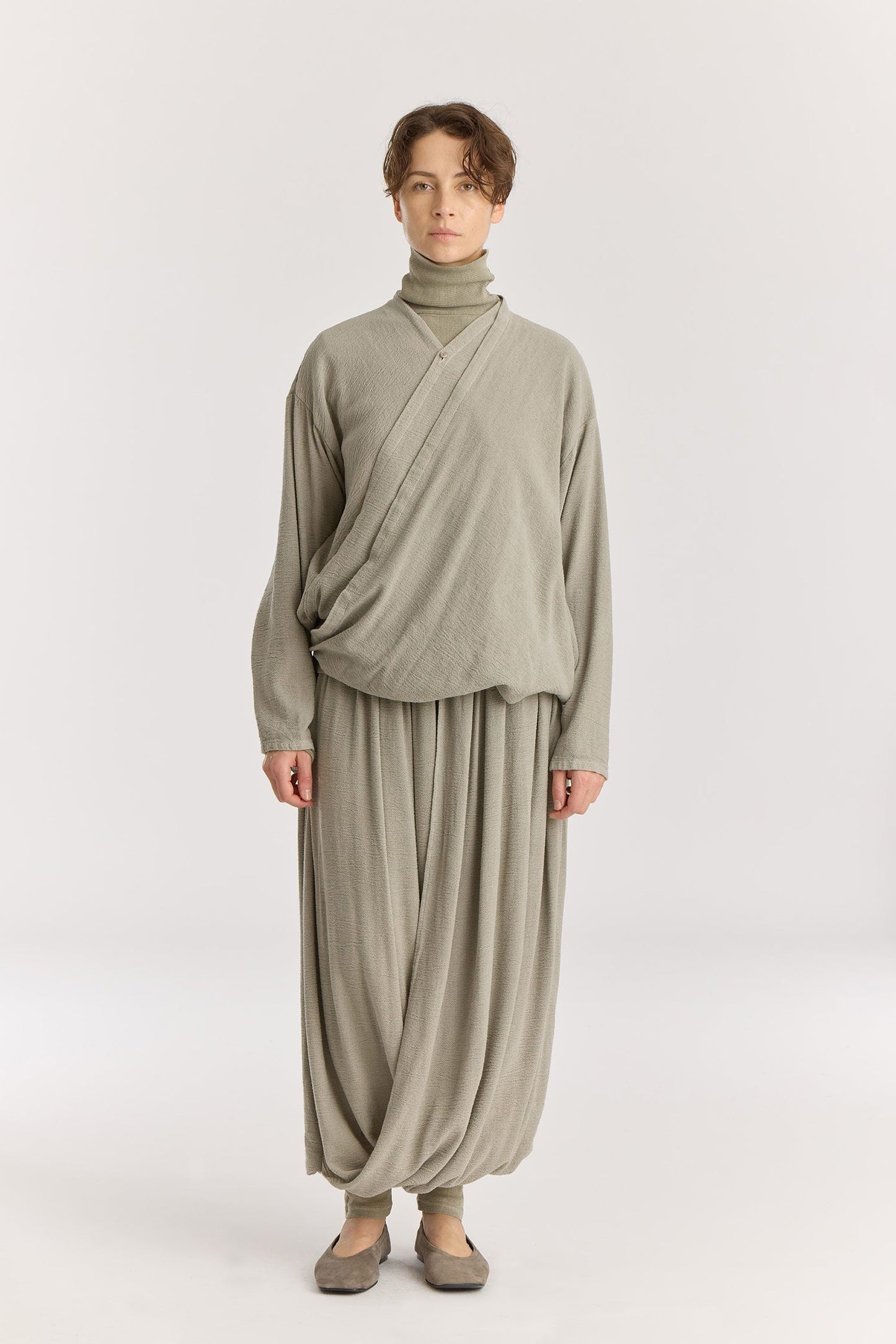 DRAPY SHIRTS / LIMESTONE
Stand collar
A single button closure at the front
Crossed shirts
Double-layered front body
Textured 50% Rayon 50% Cotton
Cold machine or hand wash, tumble dry low or dry flat, no bleach
Style Number: RC-DPS01
Relaxed fit
MADE IN USA