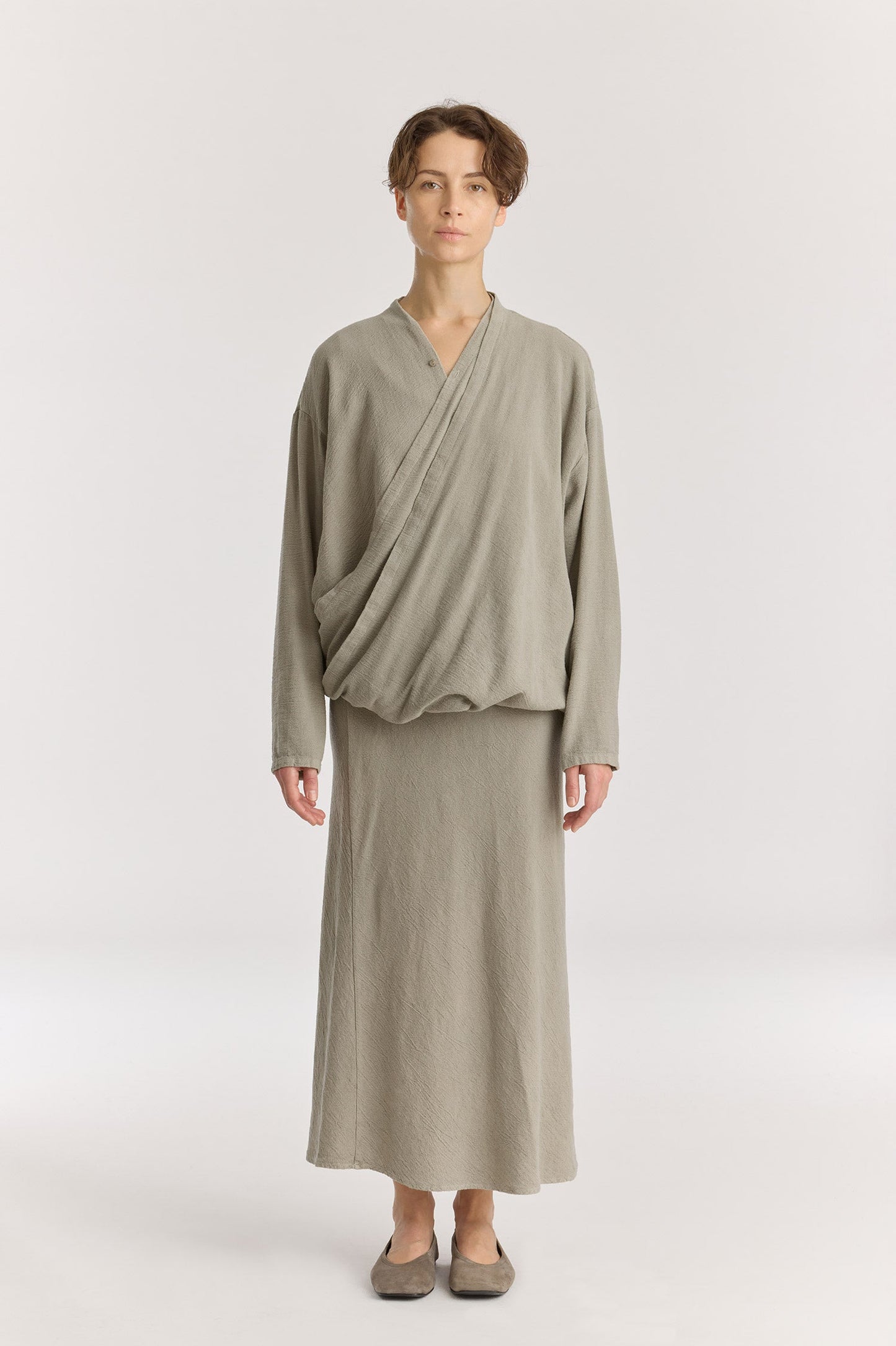 DRAPY SHIRTS / LIMESTONE
Stand collar
A single button closure at the front
Crossed shirts
Double-layered front body
Textured 50% Rayon 50% Cotton
Cold machine or hand wash, tumble dry low or dry flat, no bleach
Style Number: RC-DPS01
Relaxed fit
MADE IN USA