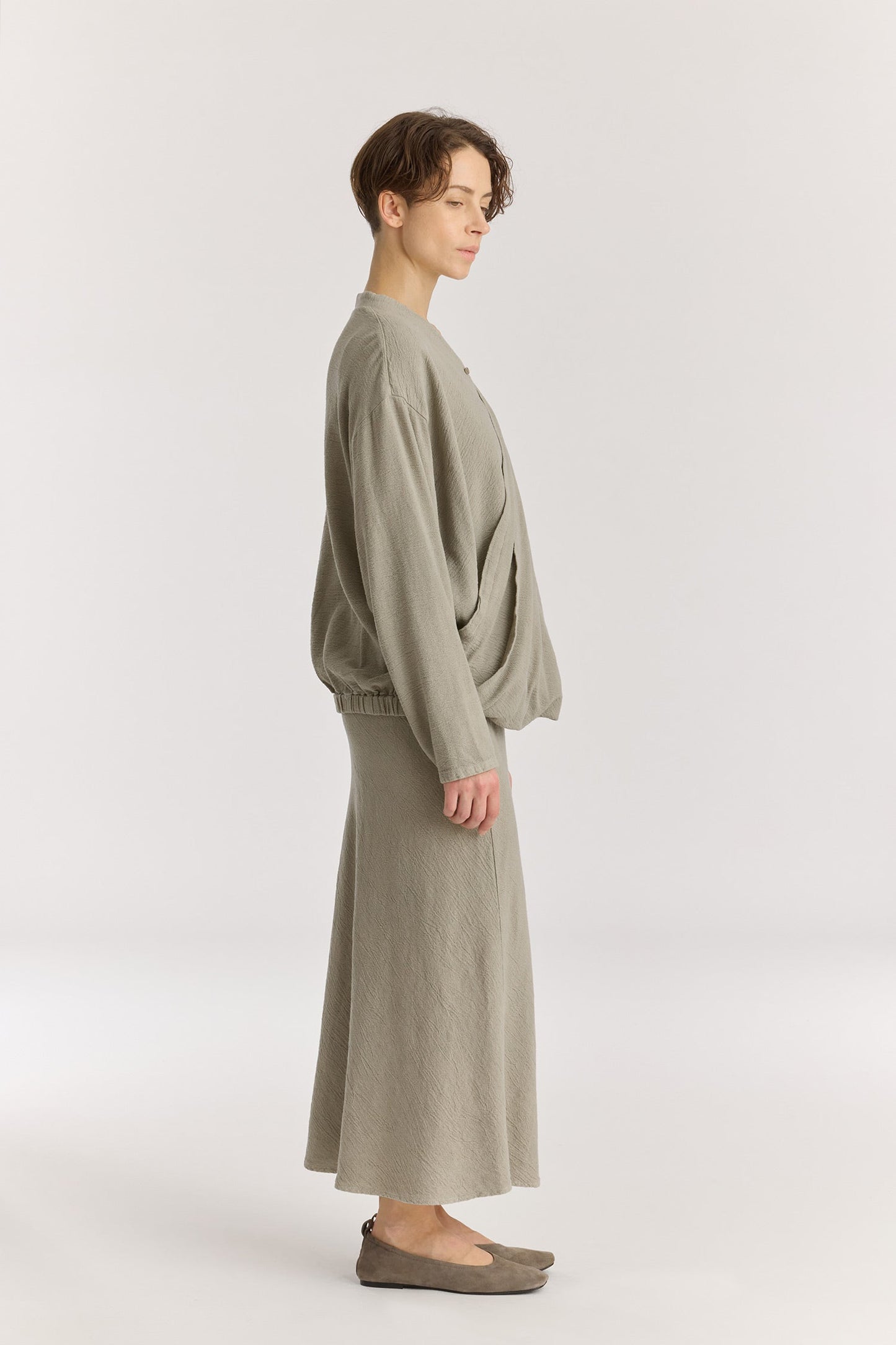 DRAPY SHIRTS / LIMESTONE
Stand collar
A single button closure at the front
Crossed shirts
Double-layered front body
Textured 50% Rayon 50% Cotton
Cold machine or hand wash, tumble dry low or dry flat, no bleach
Style Number: RC-DPS01
Relaxed fit
MADE IN USA