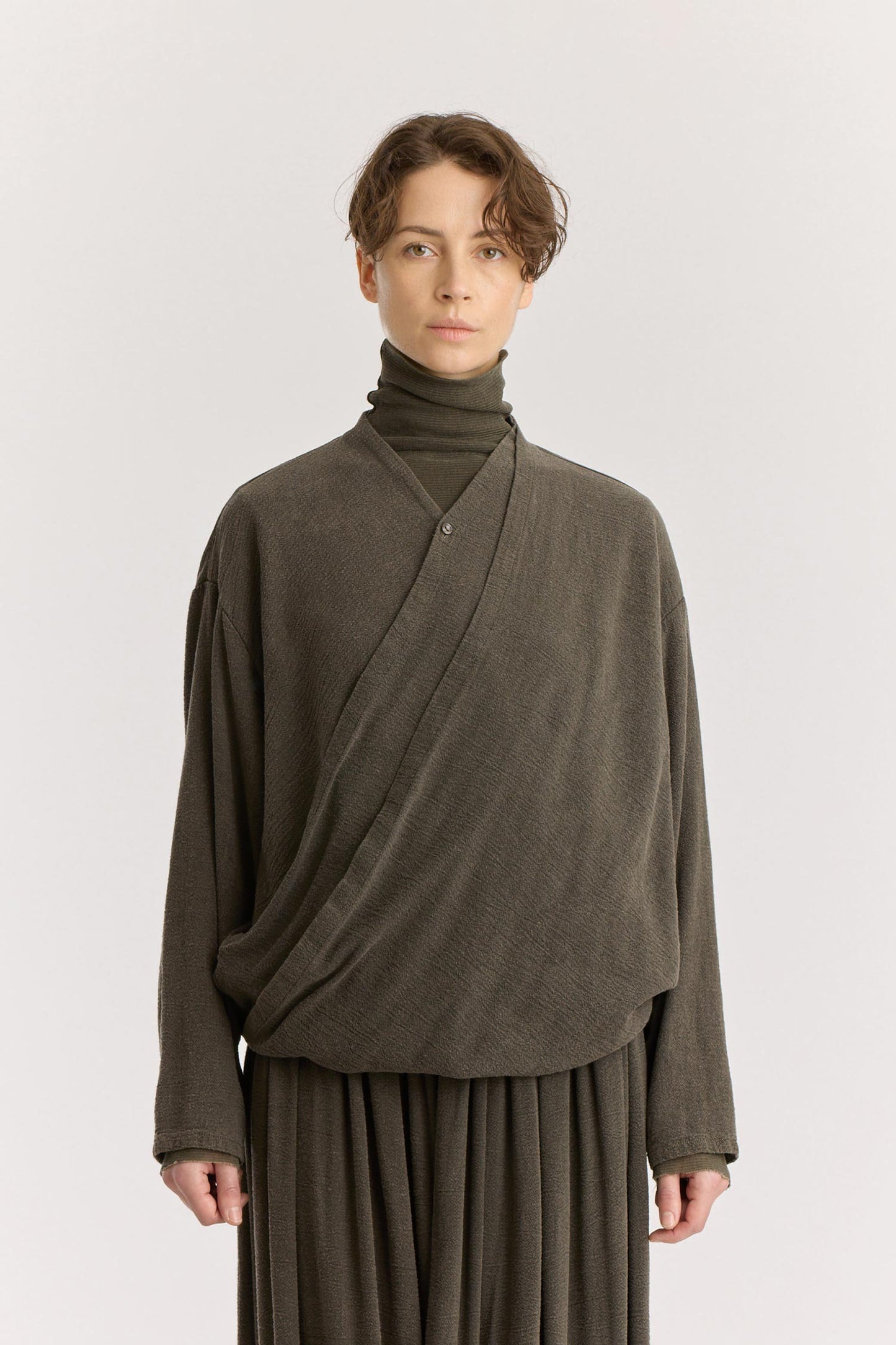 DRAPY SHIRTS / LIMESTONE
Stand collar
A single button closure at the front
Crossed shirts
Double-layered front body
Textured 50% Rayon 50% Cotton
Cold machine or hand wash, tumble dry low or dry flat, no bleach
Style Number: RC-DPS01
Relaxed fit
MADE IN USA
