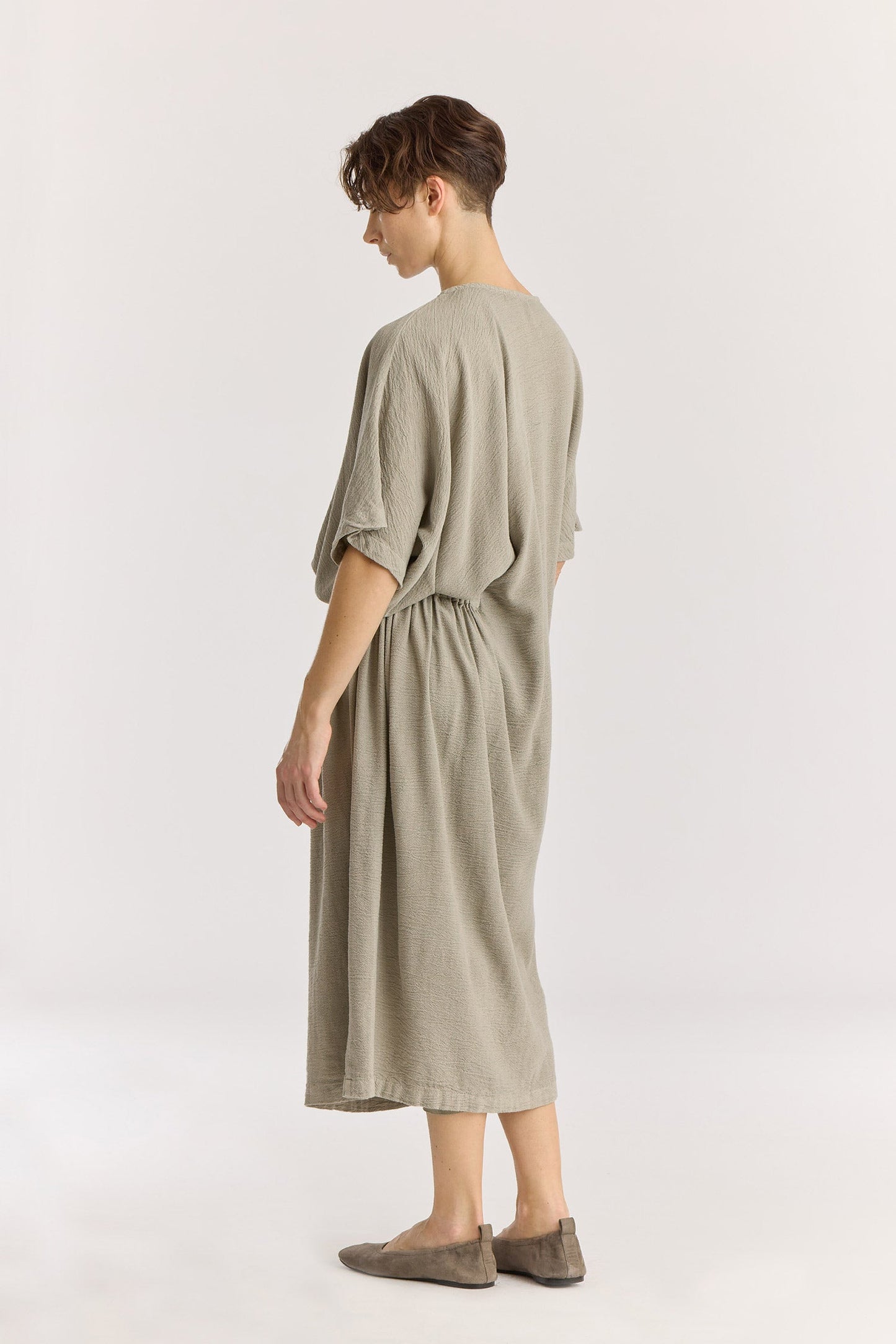 GREEK DRESS / LIMESTONE
Basic crew neck with self-binding
One side seam pocket
Elastic details at the front and back
Inner string across the waist to tie for different silhouette
Textured 50% Rayon 50% Cotton
Cold machine or hand wash, tumble dry low or dry flat, no bleach
Style Number: RC-GD03
Relaxed fit
MADE IN USA