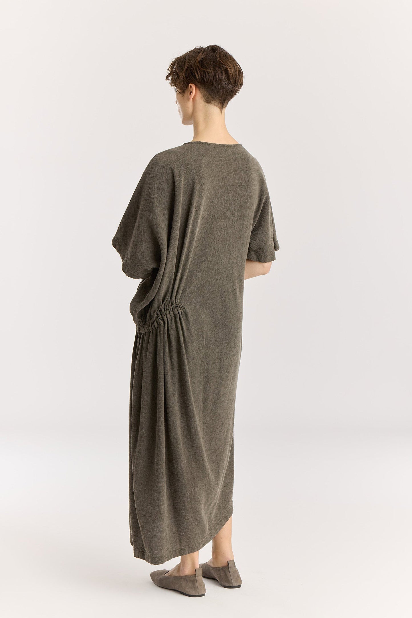 GREEK DRESS / SLATE
Basic crew neck with self-binding
One side seam pocket
Elastic details at the front and back
Inner string across the waist to tie for different silhouette
Textured 50% Rayon 50% Cotton
Cold machine or hand wash, tumble dry low or dry flat, no bleach
Style Number: RC-GD03
Relaxed fit
MADE IN USA