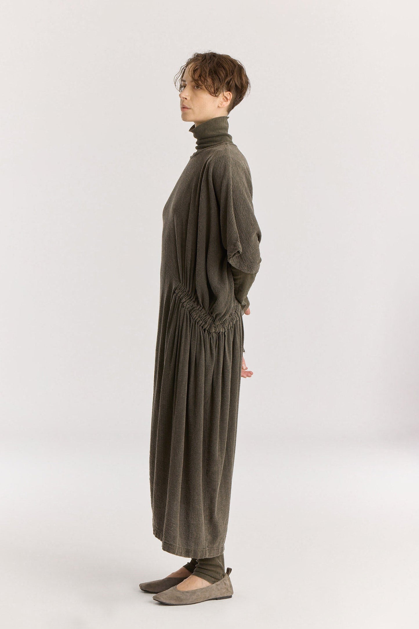 GREEK DRESS / SLATE
Basic crew neck with self-binding
One side seam pocket
Elastic details at the front and back
Inner string across the waist to tie for different silhouette
Textured 50% Rayon 50% Cotton
Cold machine or hand wash, tumble dry low or dry flat, no bleach
Style Number: RC-GD03
Relaxed fit
MADE IN USA