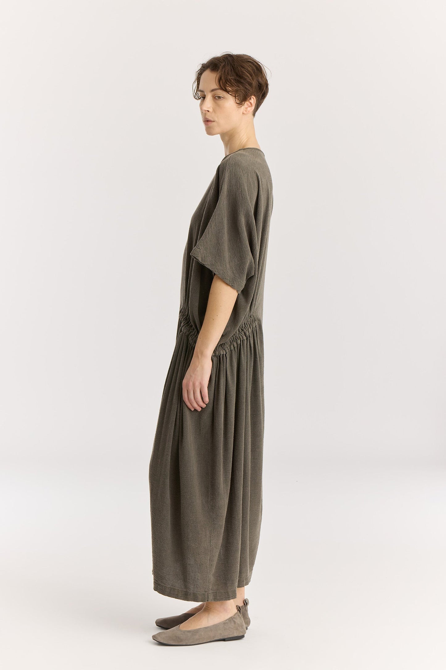 GREEK DRESS / SLATE
Basic crew neck with self-binding
One side seam pocket
Elastic details at the front and back
Inner string across the waist to tie for different silhouette
Textured 50% Rayon 50% Cotton
Cold machine or hand wash, tumble dry low or dry flat, no bleach
Style Number: RC-GD03
Relaxed fit
MADE IN USA