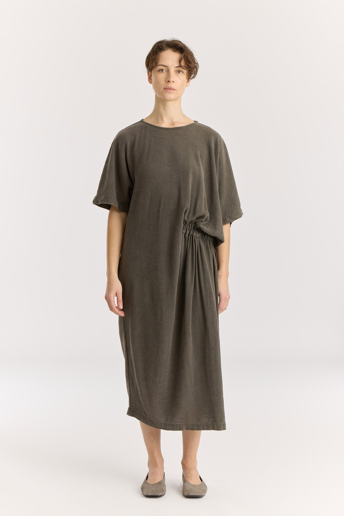 GREEK DRESS / SLATE
Basic crew neck with self-binding
One side seam pocket
Elastic details at the front and back
Inner string across the waist to tie for different silhouette
Textured 50% Rayon 50% Cotton
Cold machine or hand wash, tumble dry low or dry flat, no bleach
Style Number: RC-GD03
Relaxed fit
MADE IN USA