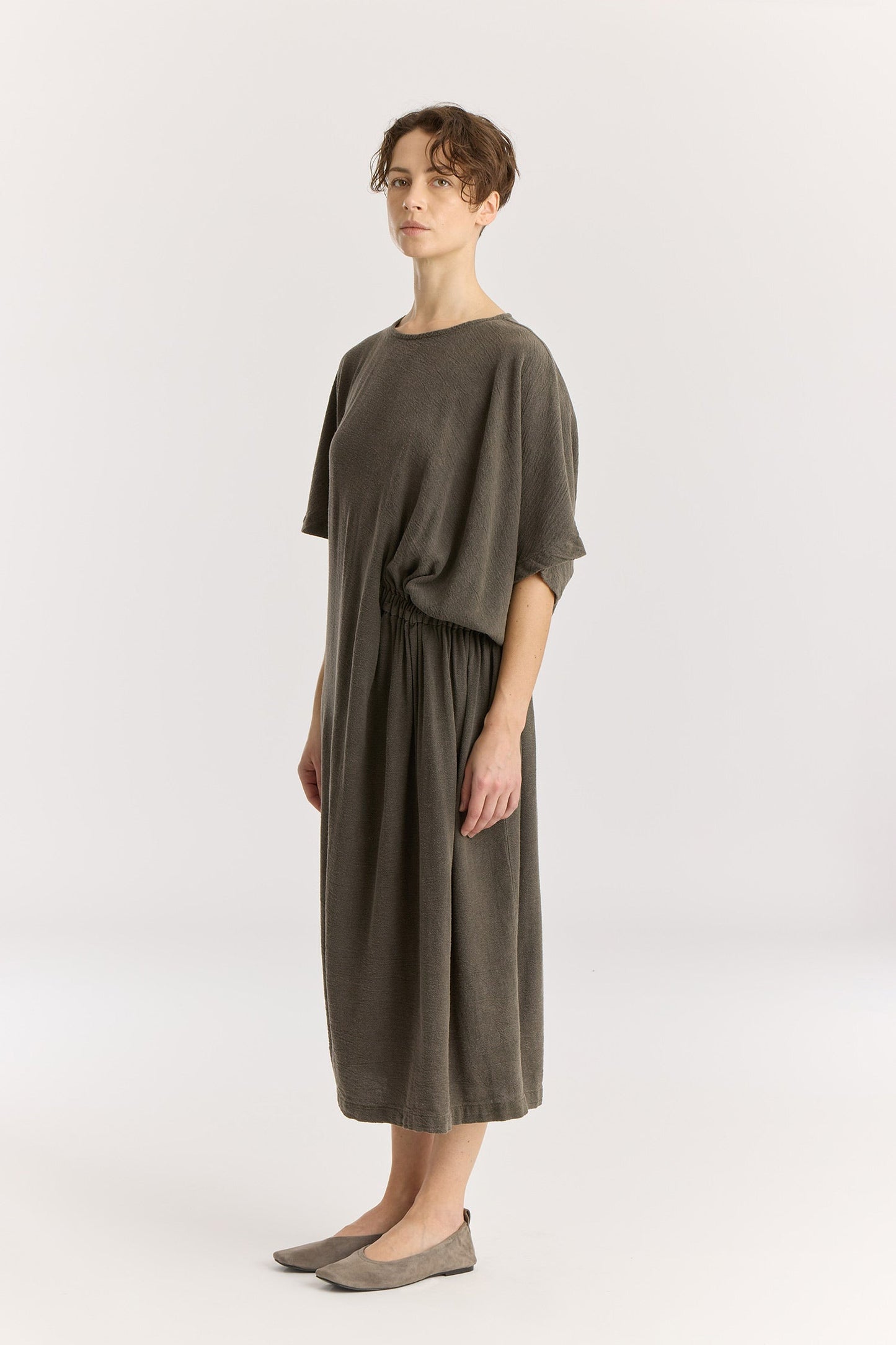 GREEK DRESS / SLATE
Basic crew neck with self-binding
One side seam pocket
Elastic details at the front and back
Inner string across the waist to tie for different silhouette
Textured 50% Rayon 50% Cotton
Cold machine or hand wash, tumble dry low or dry flat, no bleach
Style Number: RC-GD03
Relaxed fit
MADE IN USA