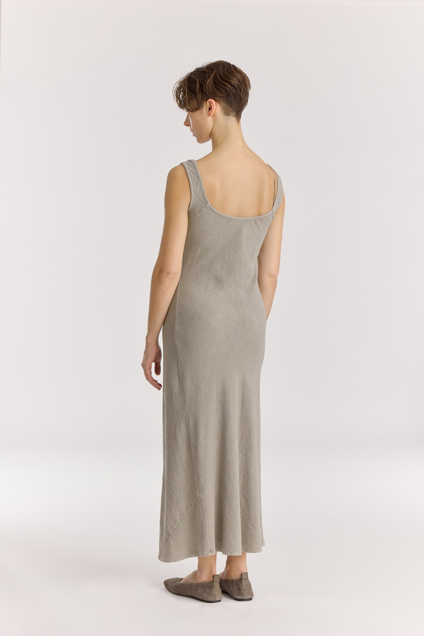 MAXI DRESS / LIMESTONE
Scooped neckline
Bias cut
Textured 50% Rayon 50% Cotton
Cold machine or hand wash, tumble dry low or dry flat, no bleach
Style Number: RC-MD08
Regular fit
MADE IN USA