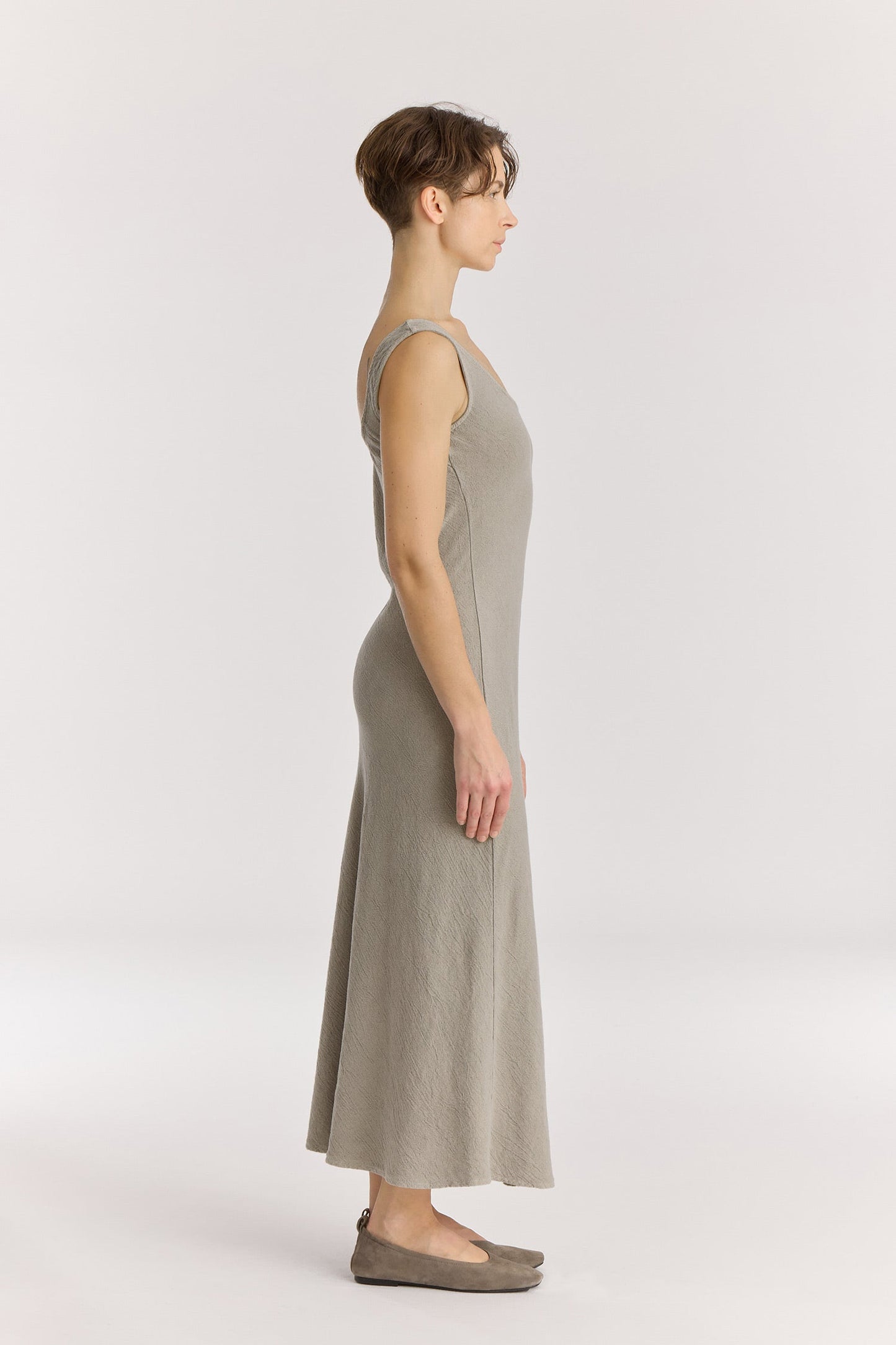 MAXI DRESS / LIMESTONE
Scooped neckline
Bias cut
Textured 50% Rayon 50% Cotton
Cold machine or hand wash, tumble dry low or dry flat, no bleach
Style Number: RC-MD08
Regular fit
MADE IN USA