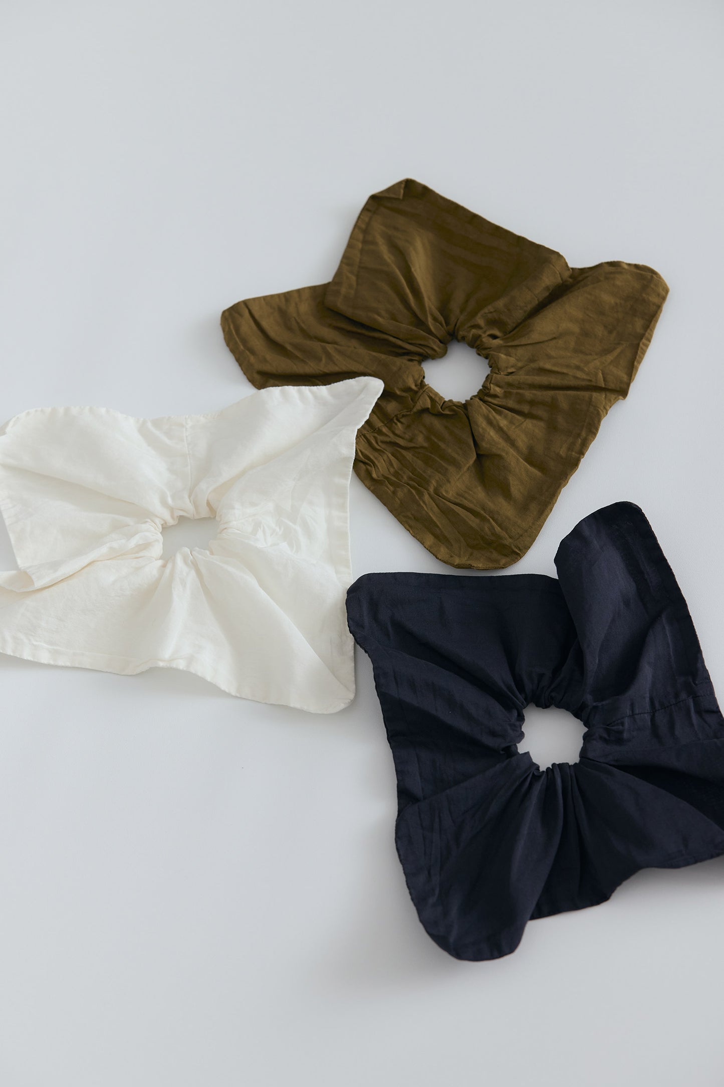 SQUARE SILK COTTON SCRUNCHIES / DK. OLIVE