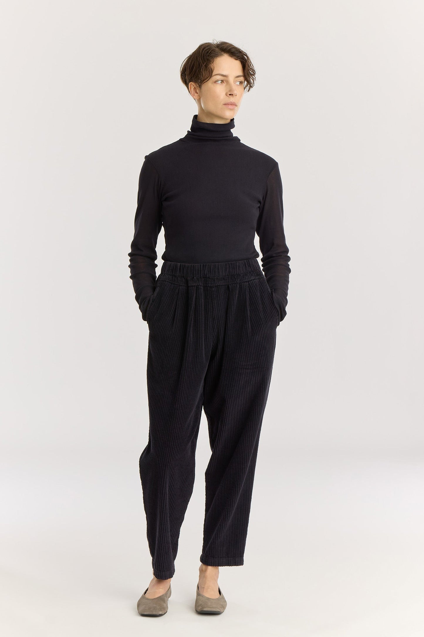 CARPENTER PANTS / DK. navy
Tapered legs
Elasticized waistband
Front creased box pleats
Side seam pockets
Soft wide corduroy
100% Cotton
Cold machine or hand wash, tumble dry low or dry flat, no bleach
Style Number: WC-NCP13
Loose fit
Please note that there are slight spec differences per color due to garment dye.
Relaxed fit
Made in USA