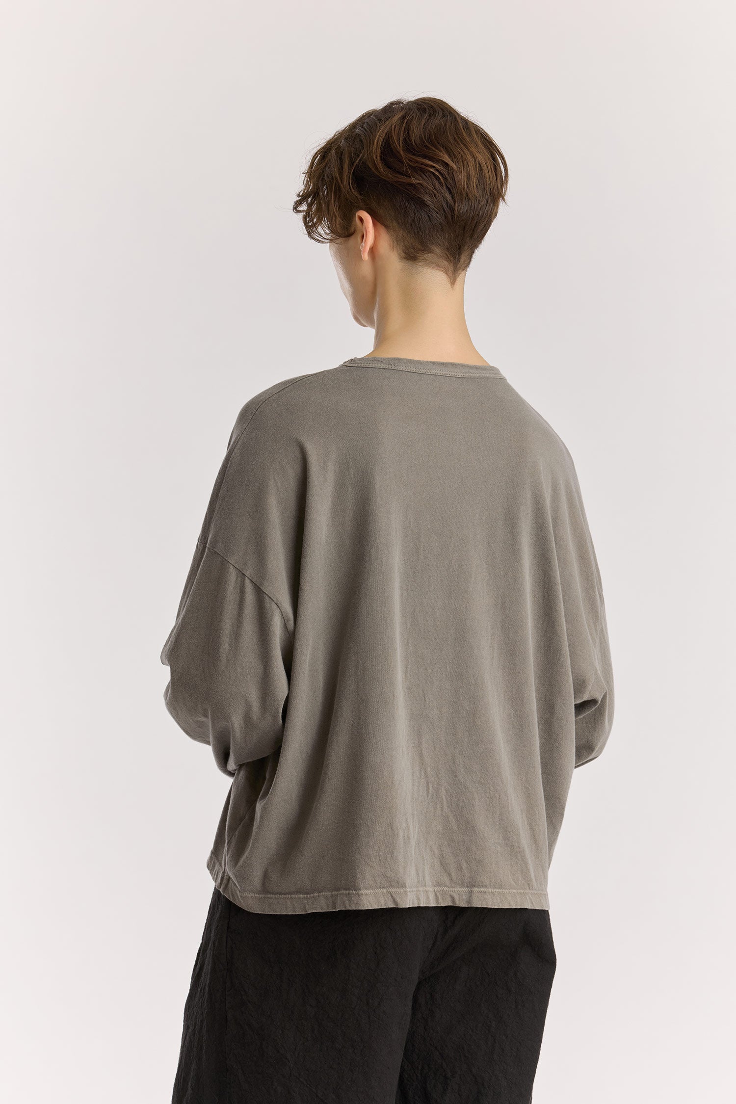 Wide Long Sleeve Tee / Dark Stone
Basic crew neck
Boxy silhouette
Soft fabric
100% Organic Cotton jersey
Cold machine or hand wash, tumble dry low or dry flat, no bleach
Style Number: OC-WLT28
Relaxed fit
Made in USA