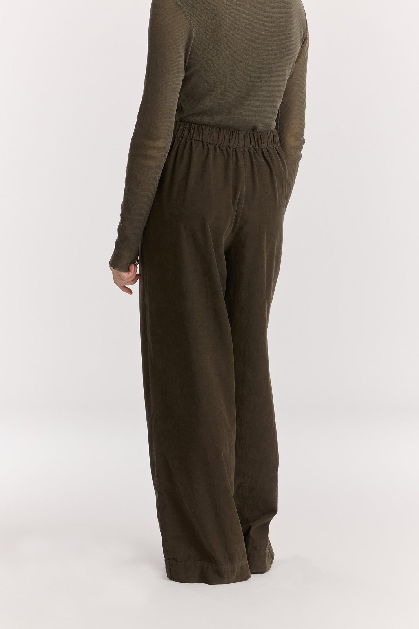 Wide Pleated Pants / Dark Forest
Elastic waist
Pleated detail at the front
Slash pockets
Wide shape
100% Cotton baby corduroy
Machine wash in cold water, tumble dry low, no bleach
Style number: BC-LWP05
Regular fit
Made in USA
Woman wearing dark green wide-leg baby corduroy pants with front pleats, elastic waistband, and slash pockets.