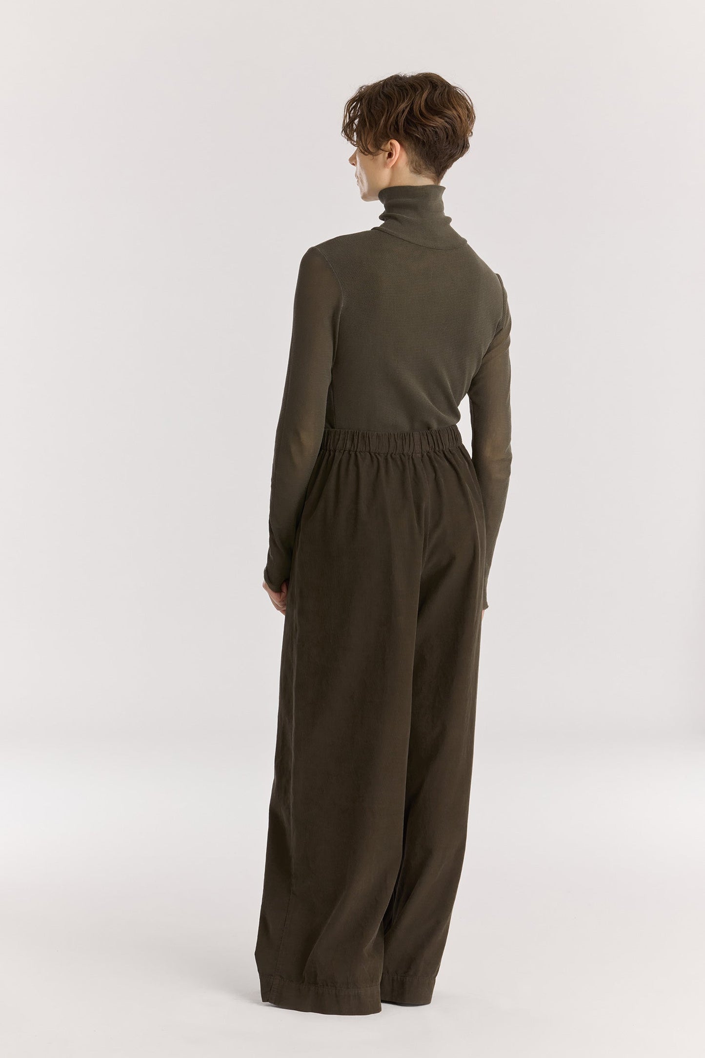 Wide Pleated Pants / Dark Forest
Elastic waist
Pleated detail at the front
Slash pockets
Wide shape
100% Cotton baby corduroy
Machine wash in cold water, tumble dry low, no bleach
Style number: BC-LWP05
Regular fit
Made in USA
Woman wearing dark green wide-leg baby corduroy pants with front pleats, elastic waistband, and slash pockets.