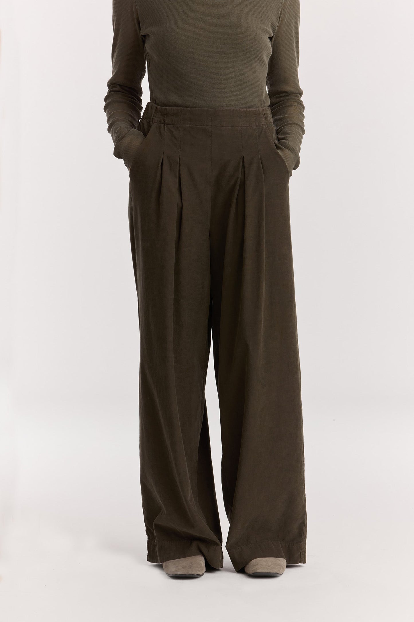 Wide Pleated Pants / Dark Forest
Elastic waist
Pleated detail at the front
Slash pockets
Wide shape
100% Cotton baby corduroy
Machine wash in cold water, tumble dry low, no bleach
Style number: BC-LWP05
Regular fit
Made in USA
Woman wearing dark green wide-leg baby corduroy pants with front pleats, elastic waistband, and slash pockets.